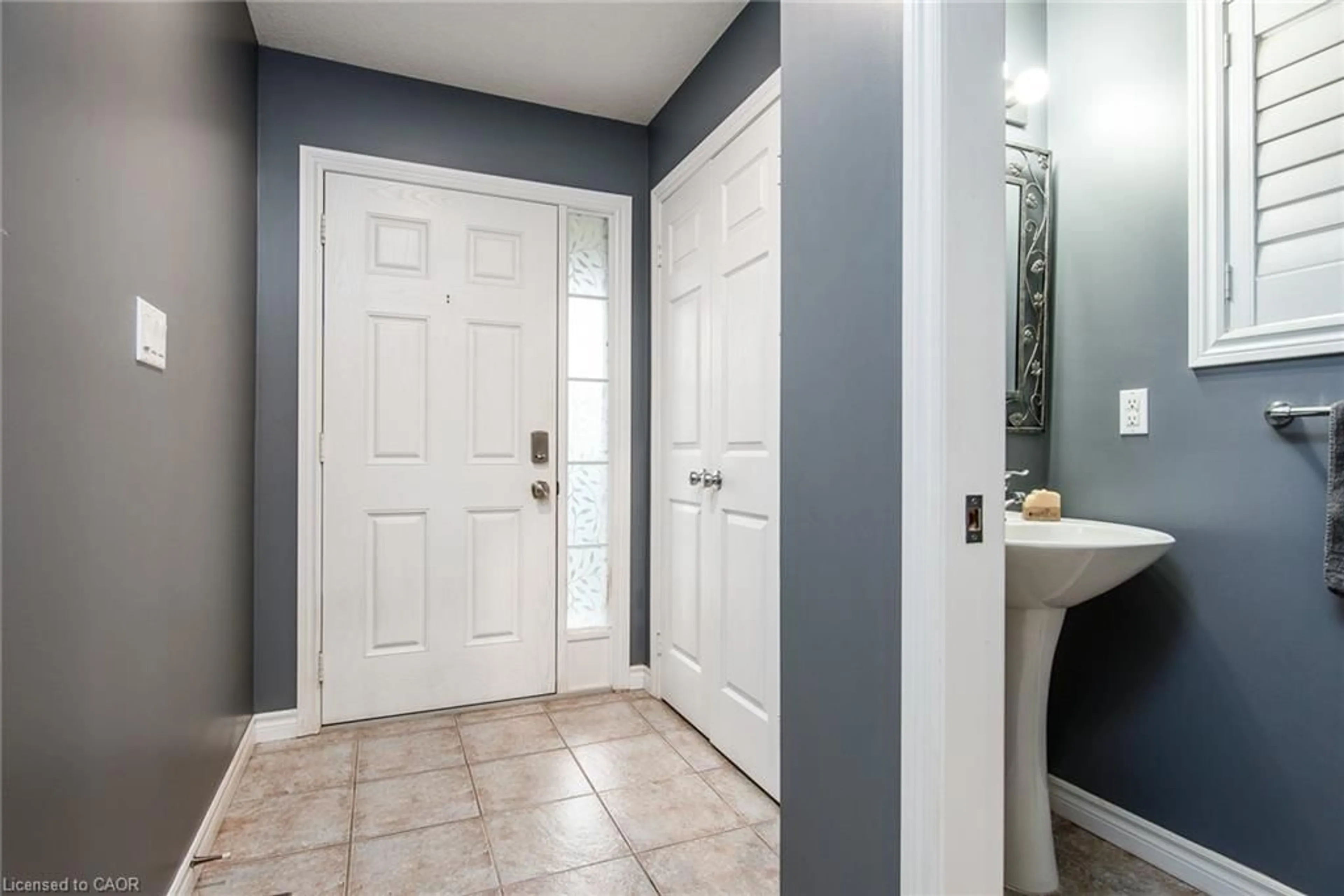 Indoor entryway for 105 Captain Mccallum Dr, New Hamburg Ontario N3A 0B5