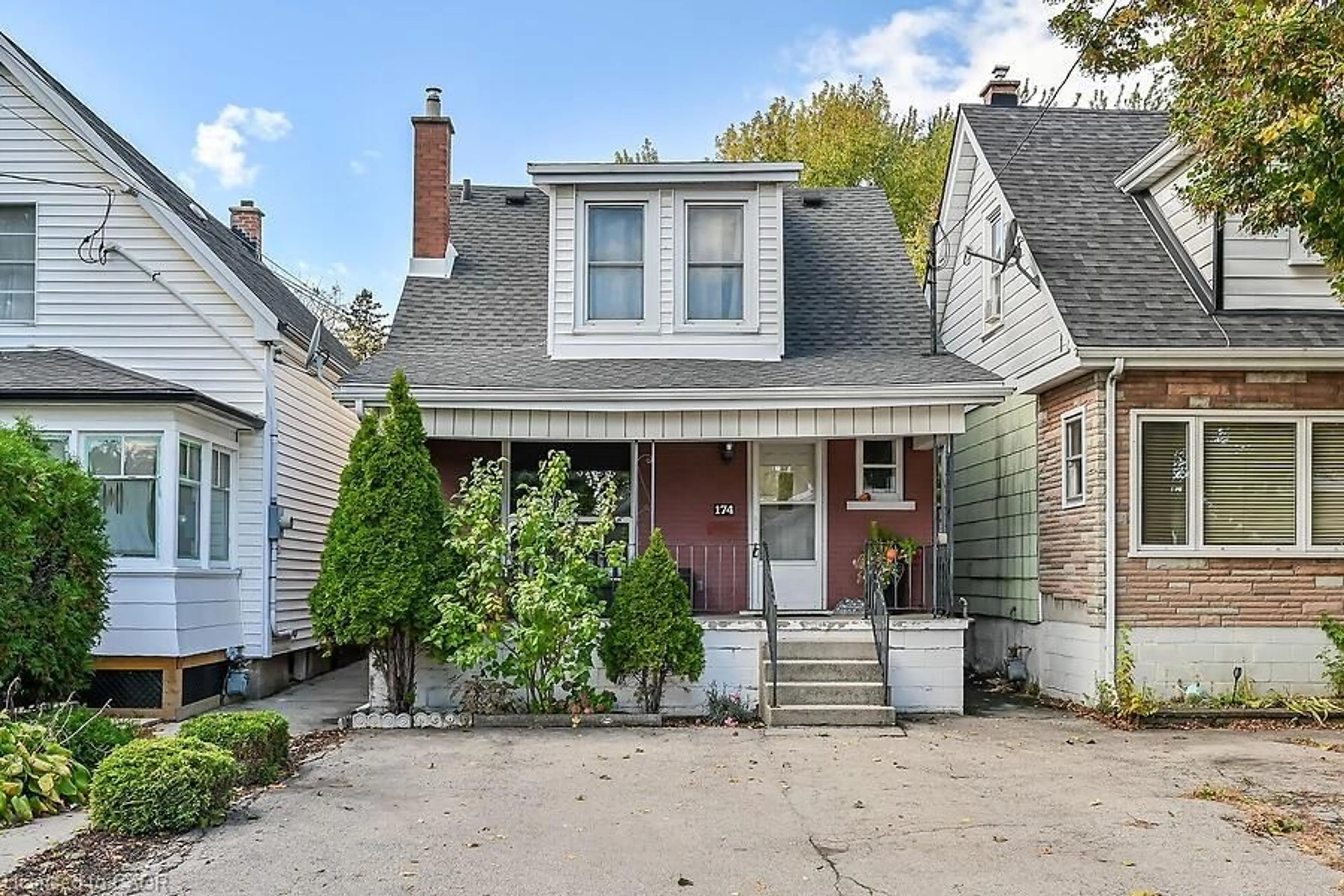 Home with brick exterior material, street for 174 East 23rd St, Hamilton Ontario L8V 2X1