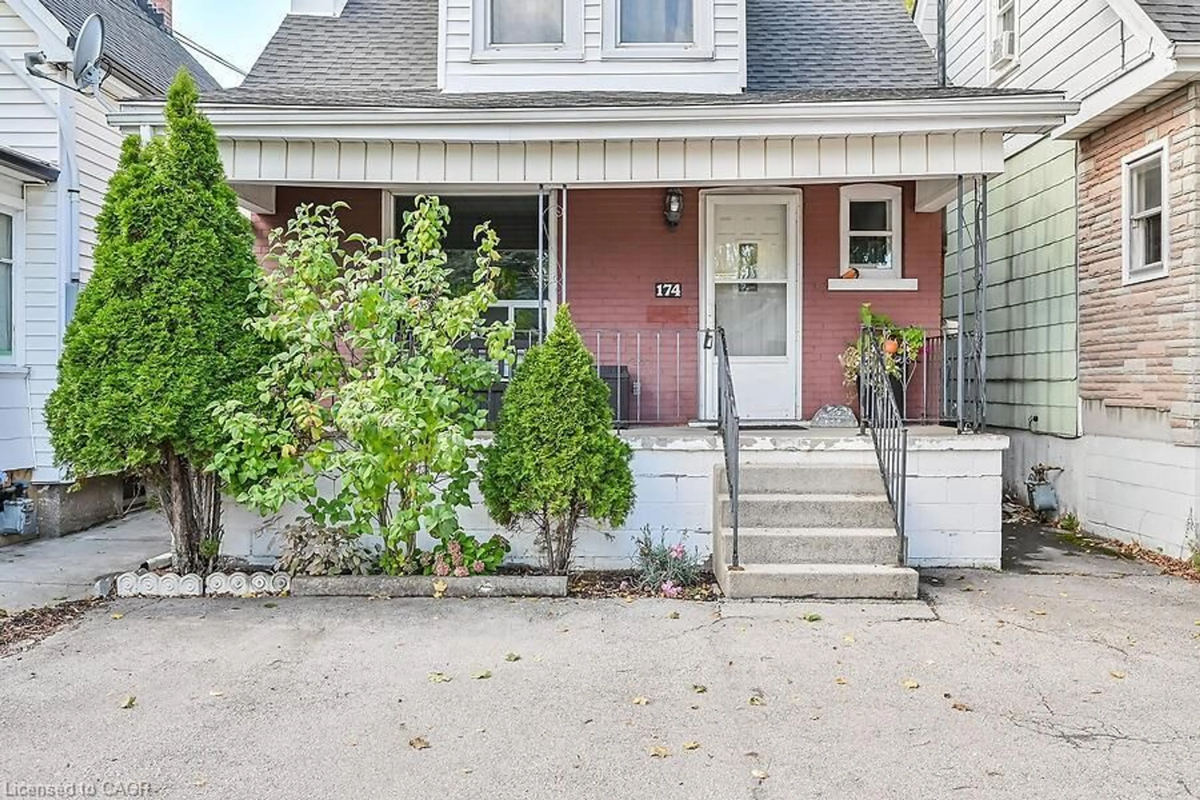 Home with brick exterior material, street for 174 East 23rd St, Hamilton Ontario L8V 2X1