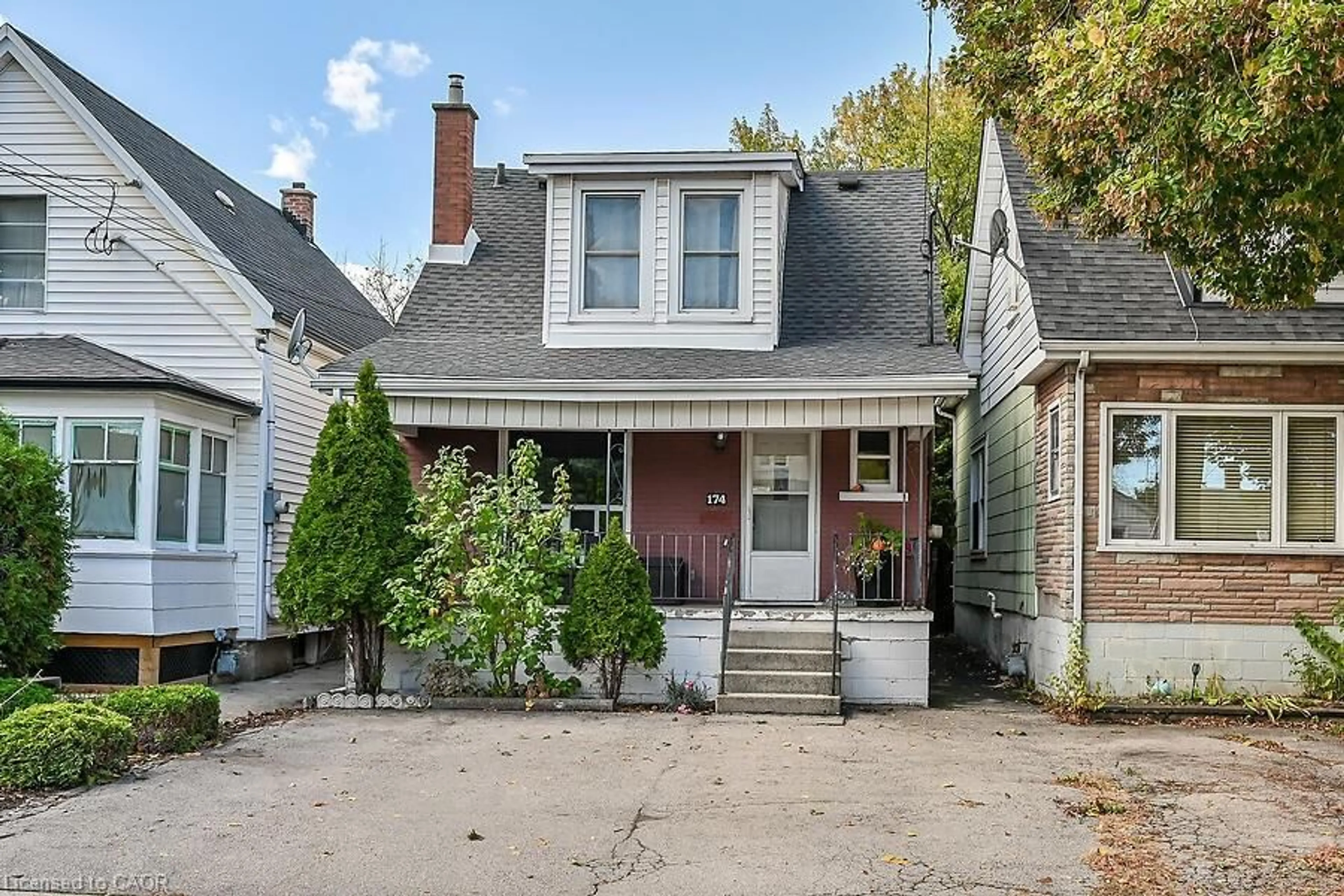 Home with brick exterior material, street for 174 East 23rd St, Hamilton Ontario L8V 2X1