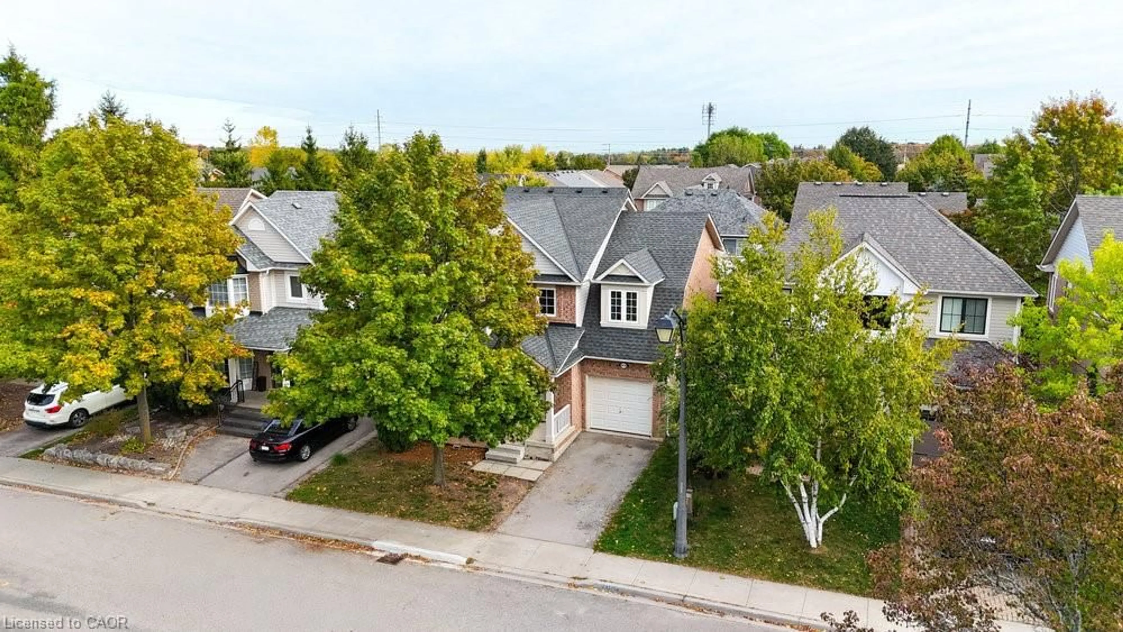 A pic from outside/outdoor area/front of a property/back of a property/a pic from drone, street for 5656 Rosaline Rd, Burlington Ontario L7L 6T4