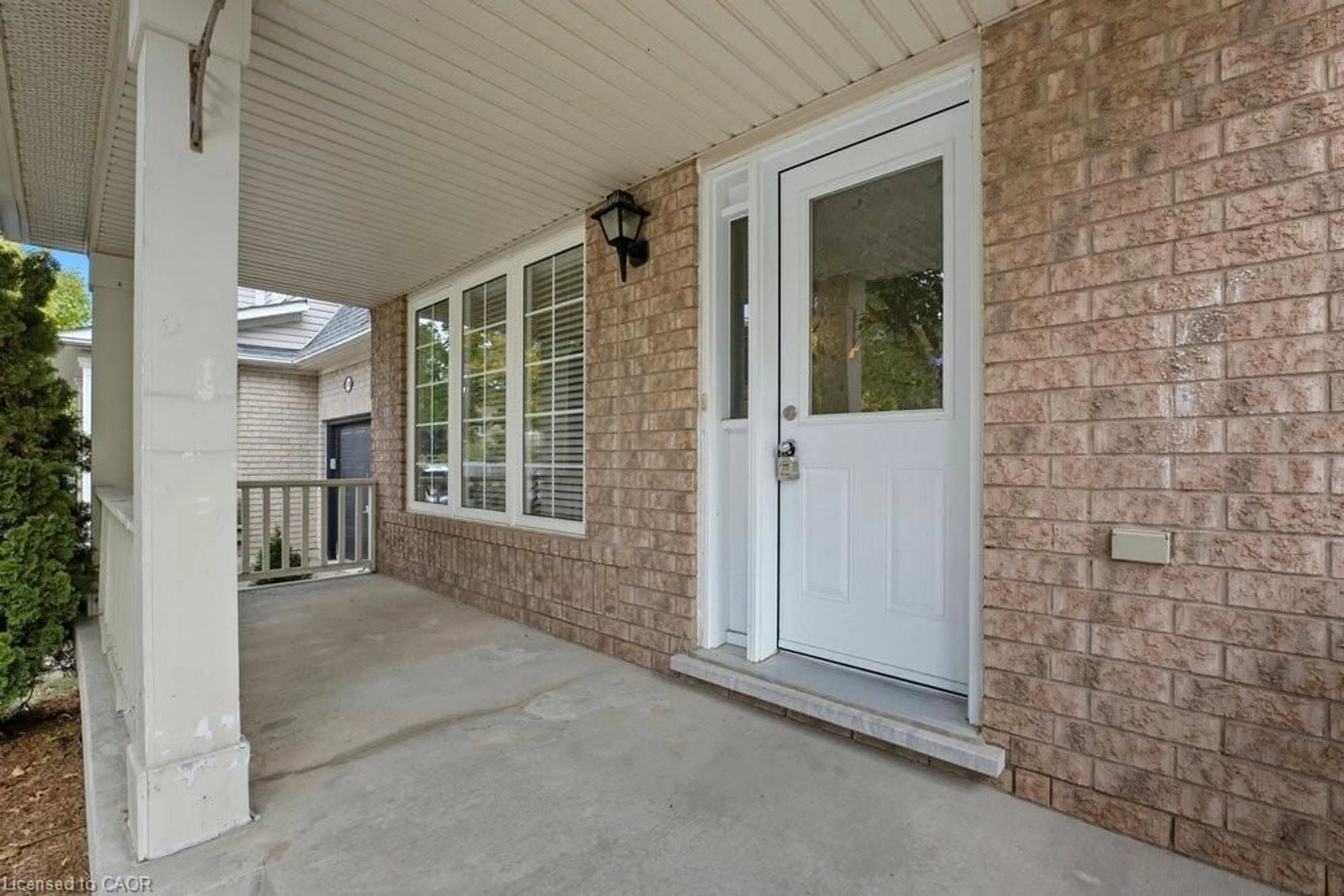 Indoor entryway for 5656 Rosaline Rd, Burlington Ontario L7L 6T4