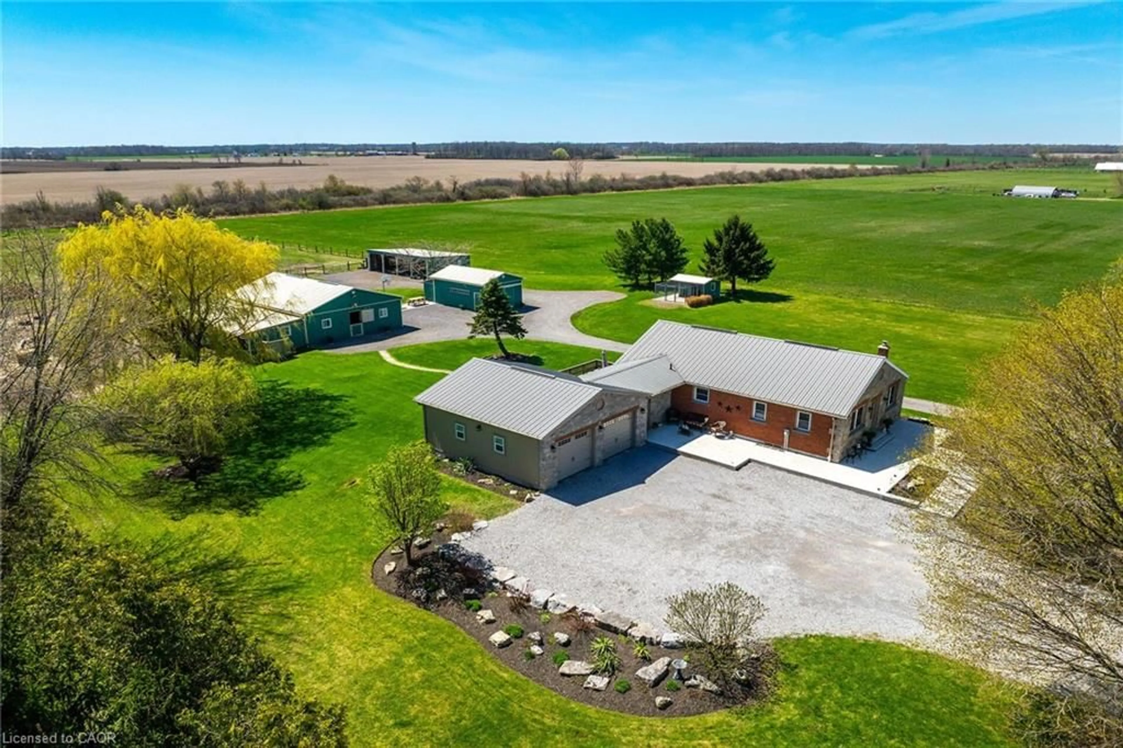 A pic from outside/outdoor area/front of a property/back of a property/a pic from drone, building for 1866 Thompson Rd, Waterford Ontario N0A 1Y0