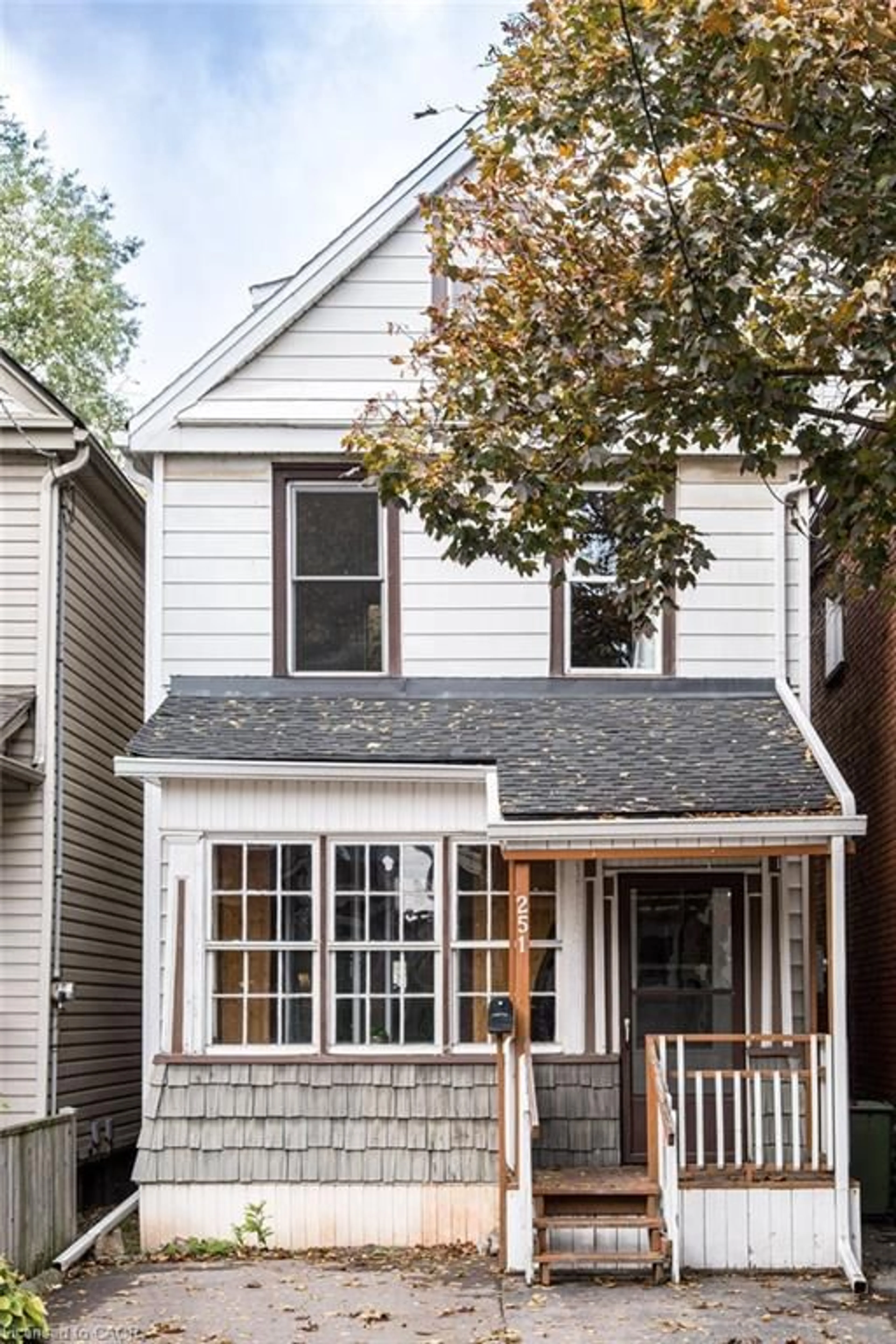 Home with vinyl exterior material, street for 251 Balmoral Ave, Hamilton Ontario L8L 7S3