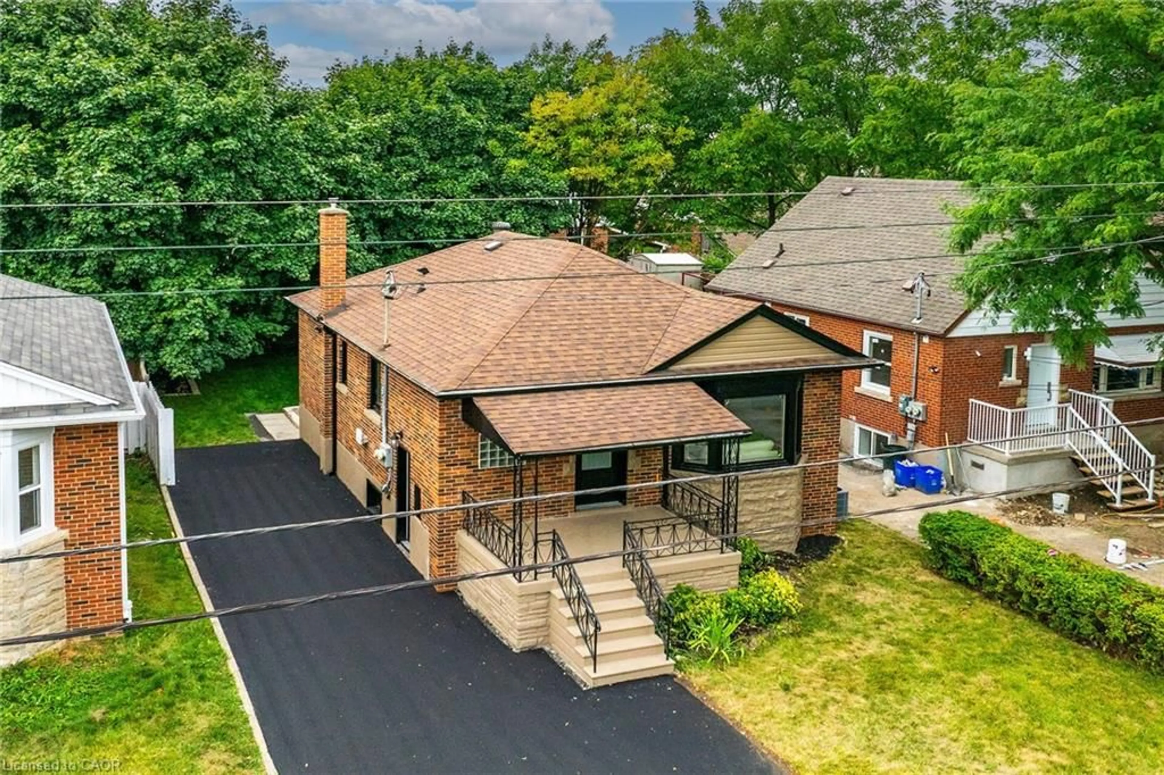 A pic from outside/outdoor area/front of a property/back of a property/a pic from drone, street for 174 East 34th St, Hamilton Ontario L8V 3W6