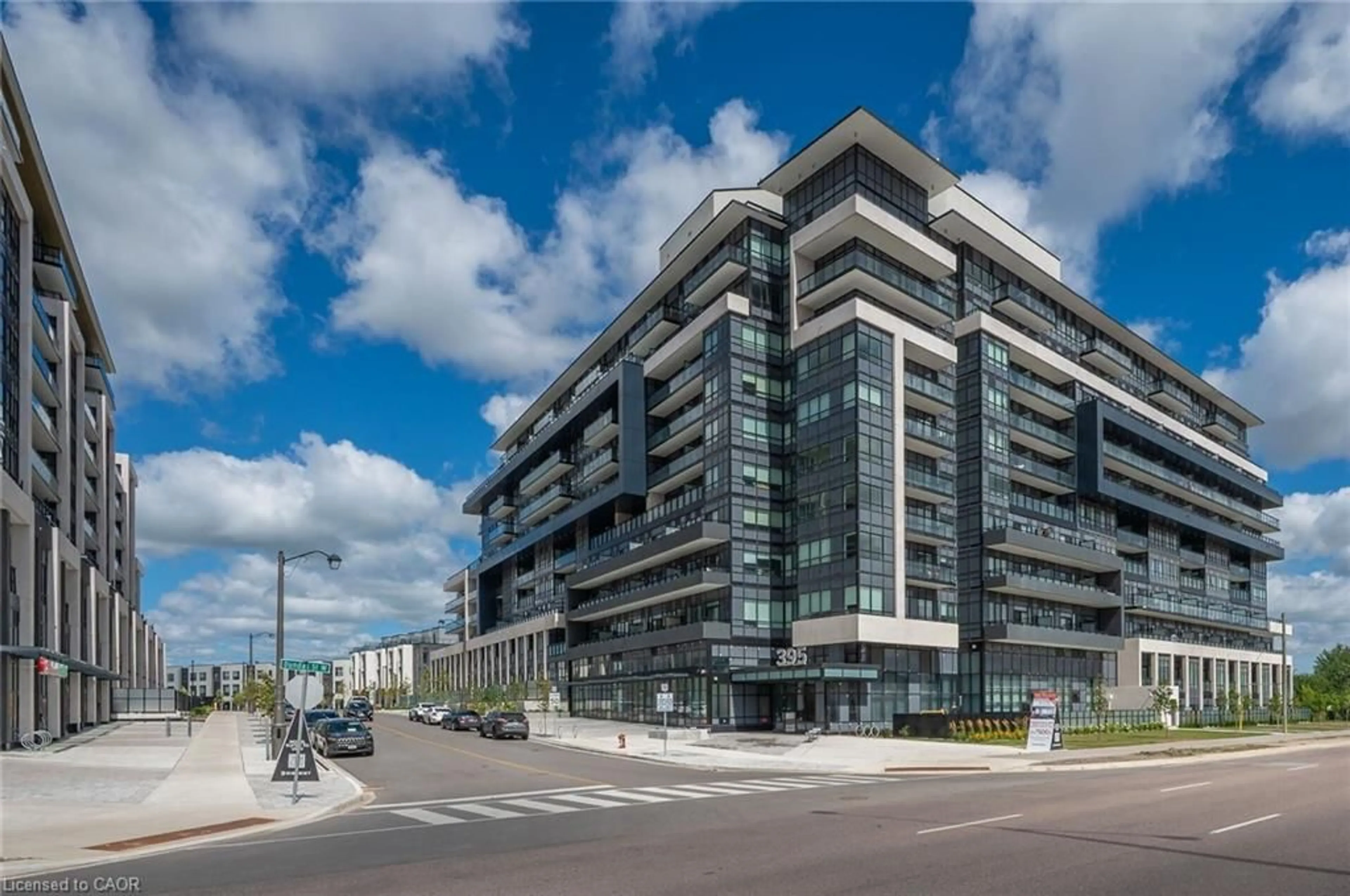 Indoor foyer for 395 Dundas St #819, Oakville Ontario L6M 4M2