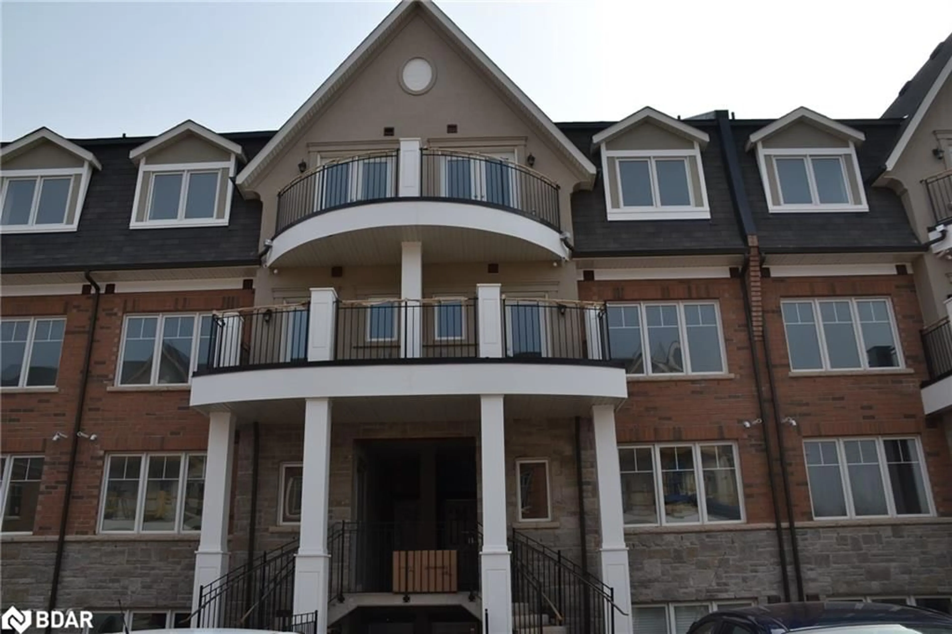 Home with brick exterior material, building for 2420 Baronwood Dr #32-02, Oakville Ontario L6M 0J7
