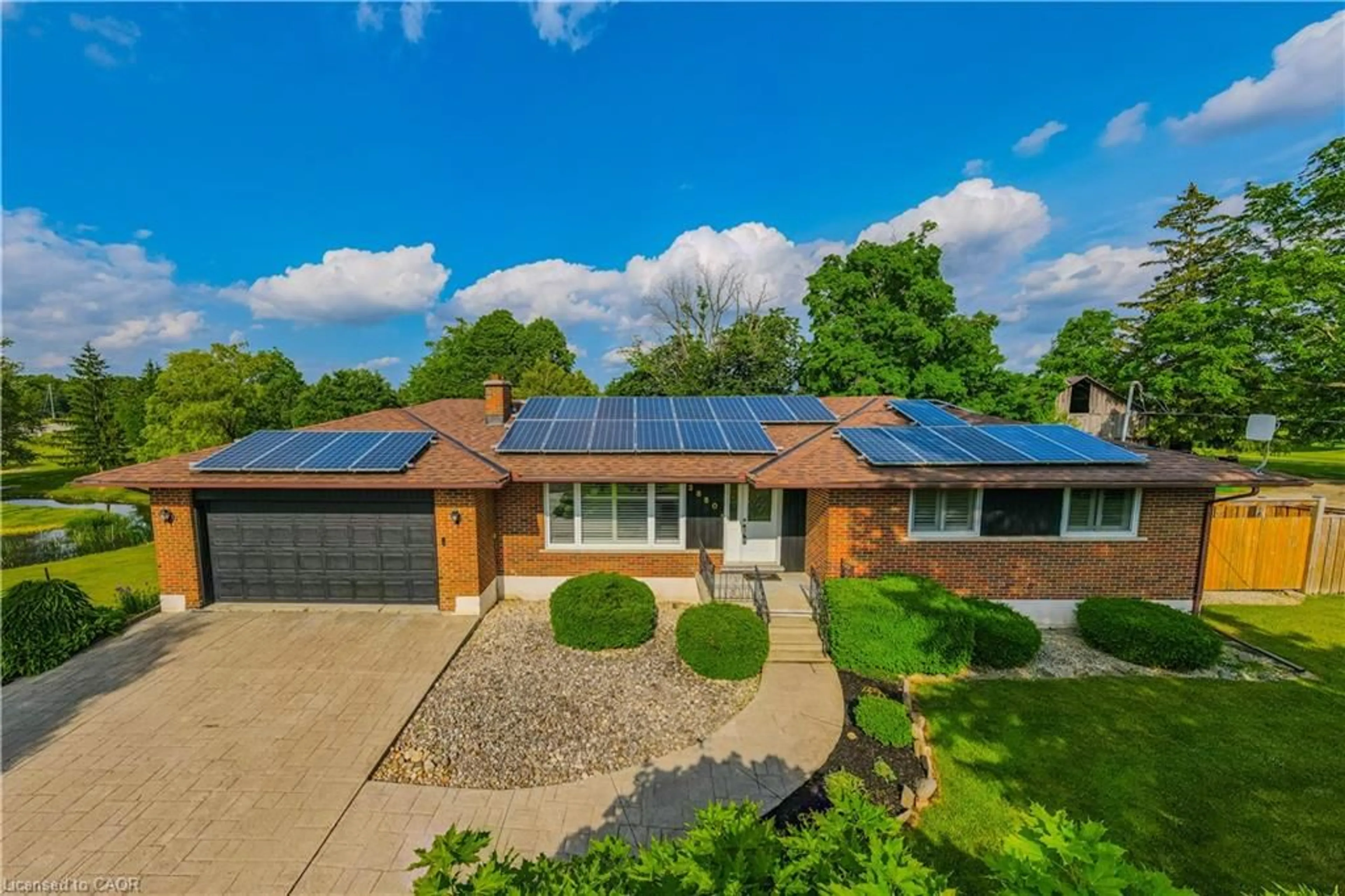 A pic from outside/outdoor area/front of a property/back of a property/a pic from drone, street for 3850 Beaverdale Rd, Cambridge Ontario N3H 4R6