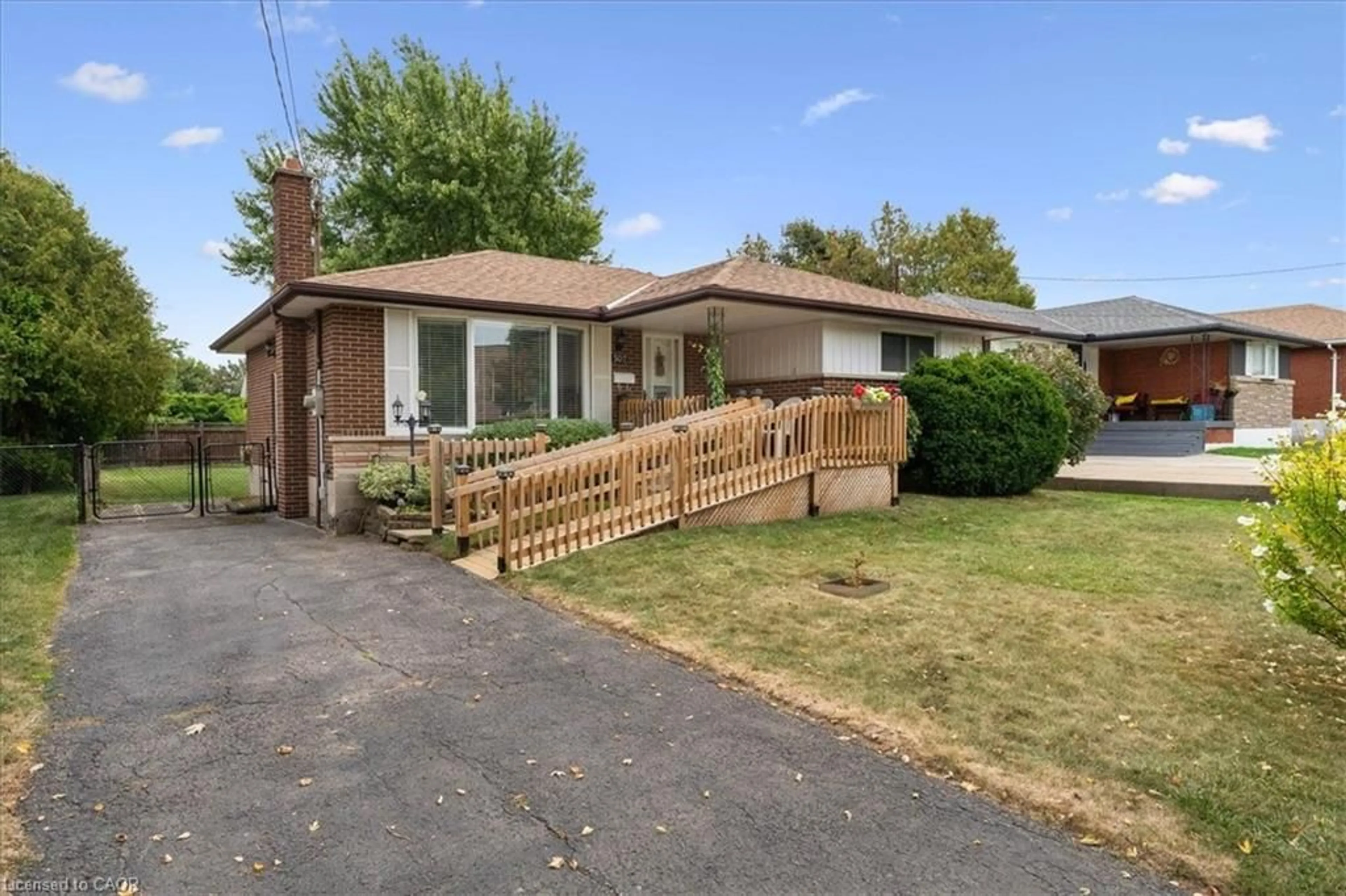 Home with vinyl exterior material, street for 507 Upper Paradise Rd, Hamilton Ontario L9C 5E2