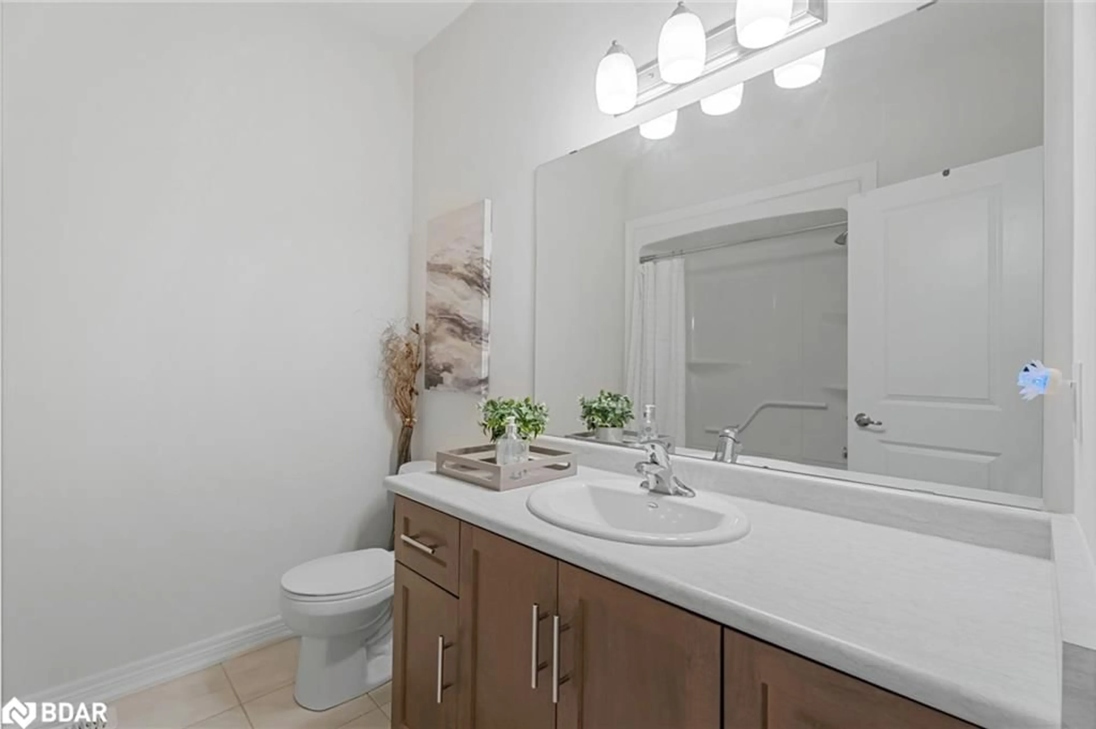 Standard bathroom, ceramic/tile floor for 80 Summersides Blvd, Fonthill Ontario L0S 1E6