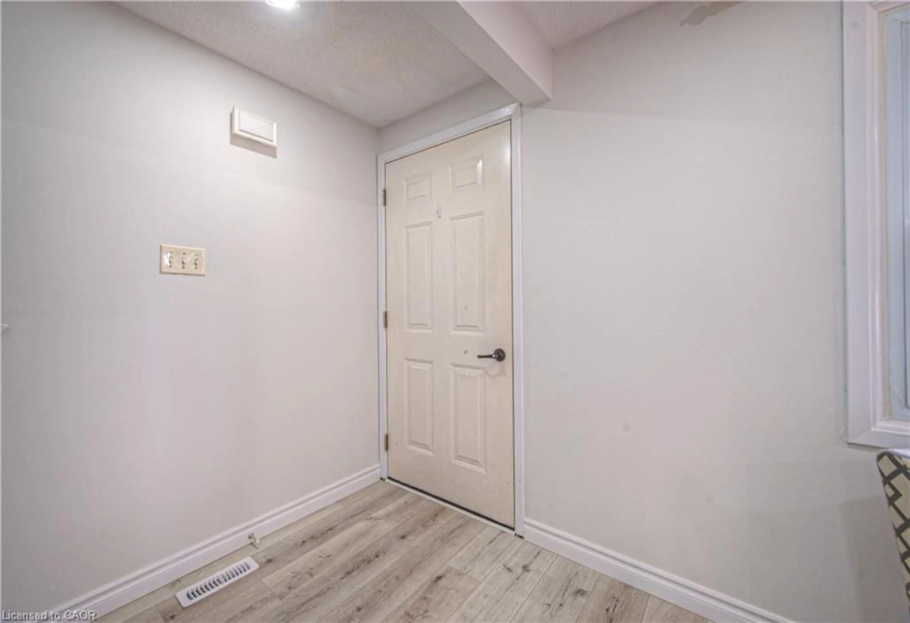 Indoor entryway for 66 Harvest Crt, Kitchener Ontario N2P 1T3