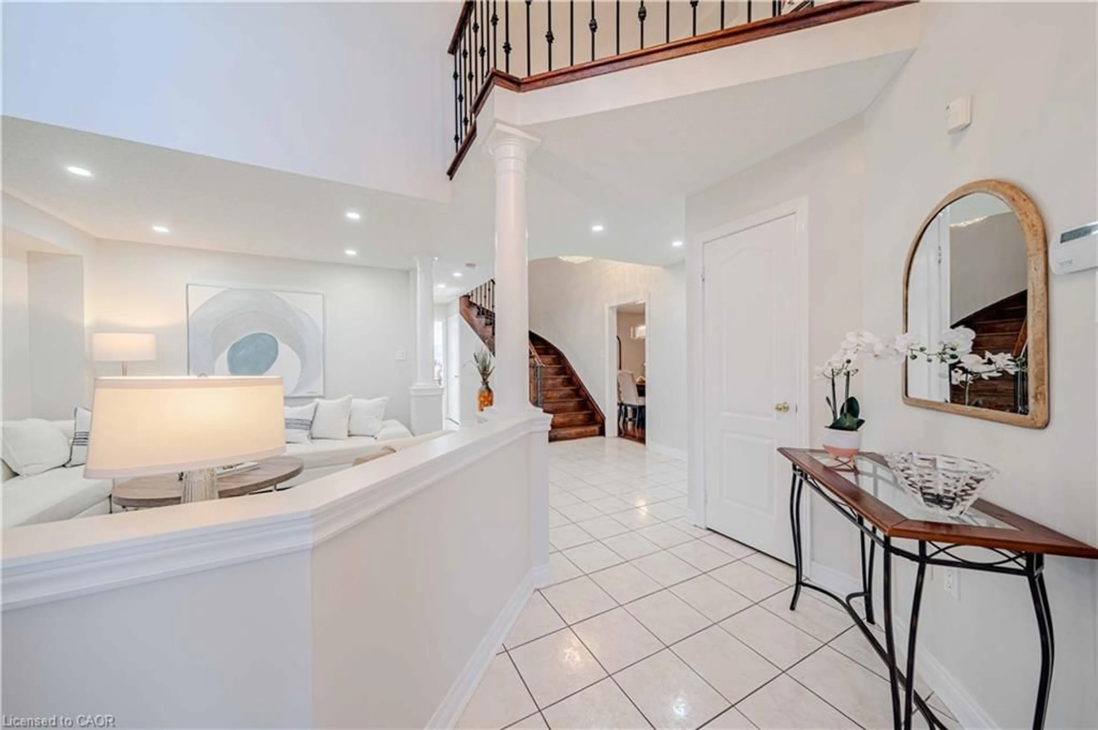 Indoor foyer for 3145 Wrigglesworth Cres, Mississauga Ontario L5M 6W7