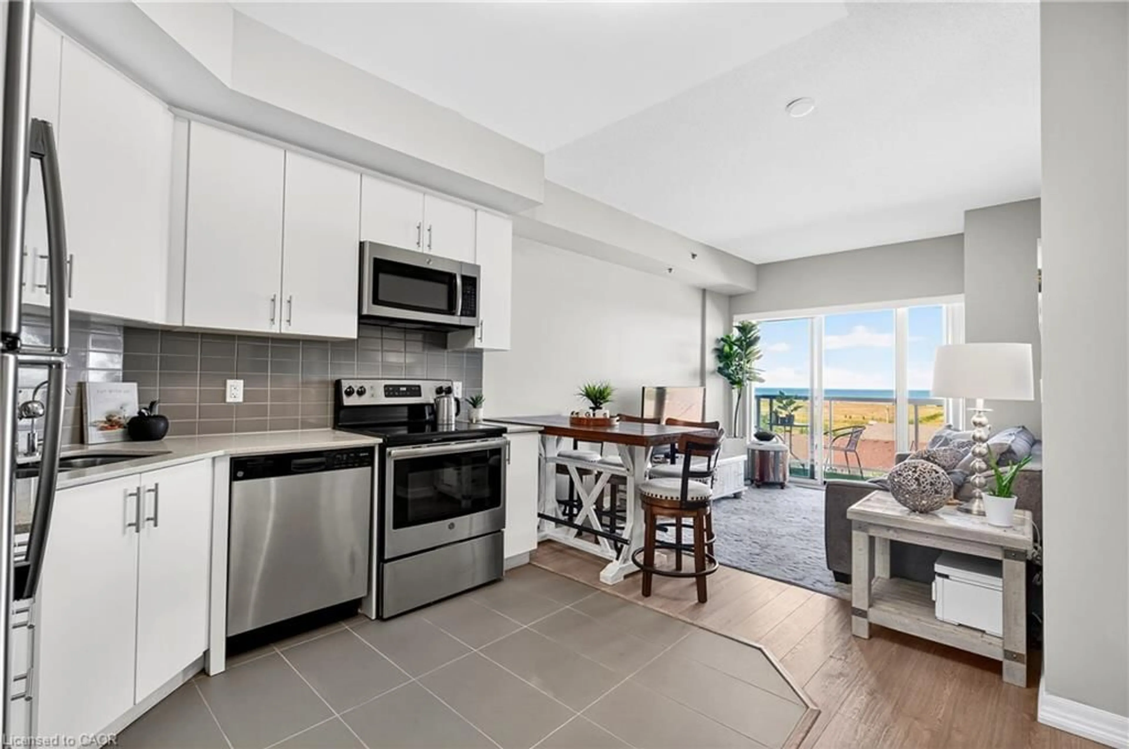 Open concept kitchen, ceramic/tile floor for 560 North Service Rd #505, Grimsby Ontario L3M 0G3