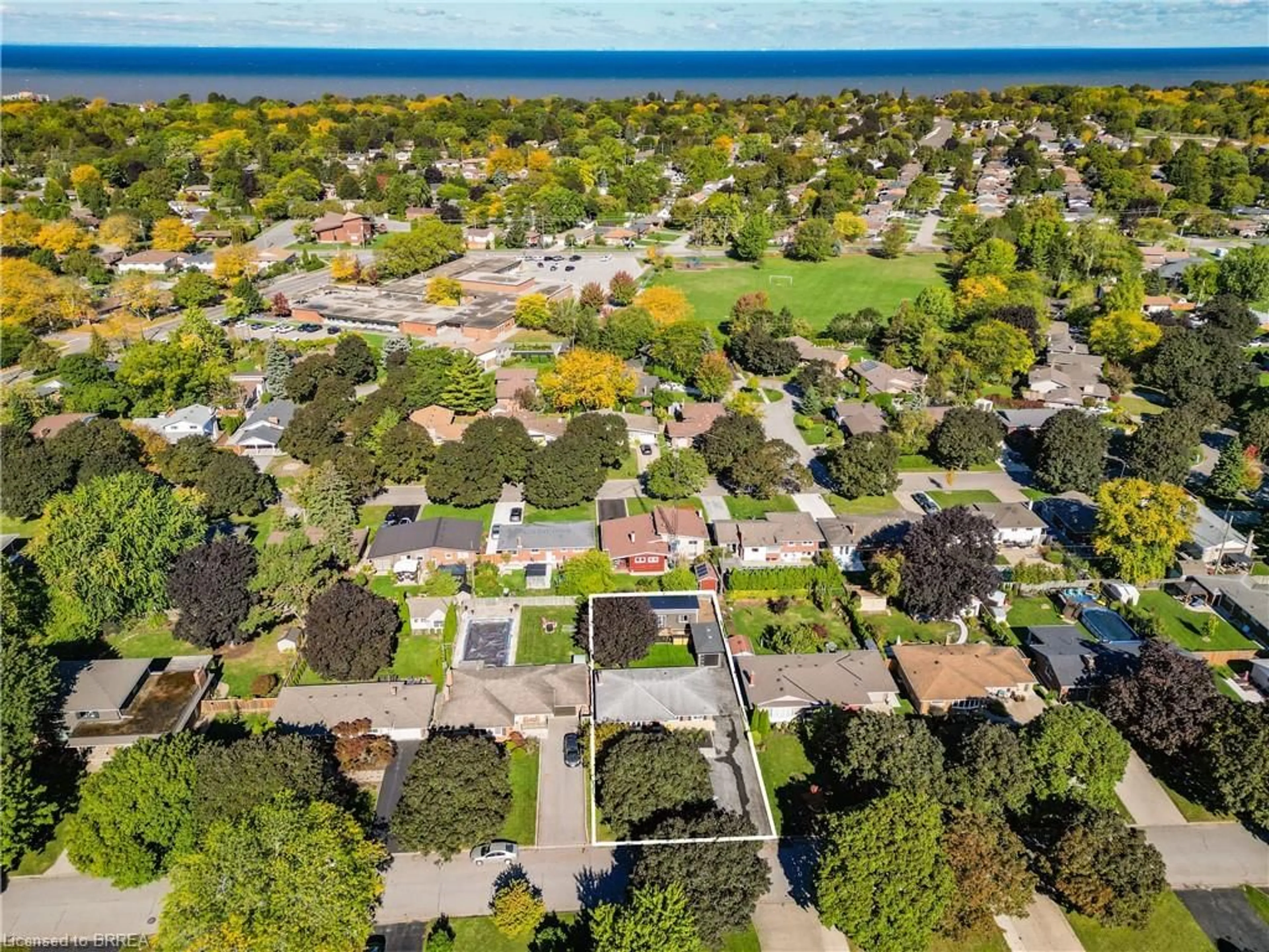 A pic from outside/outdoor area/front of a property/back of a property/a pic from drone, street for 17 Preston Dr, St. Catharines Ontario L2M 1X4