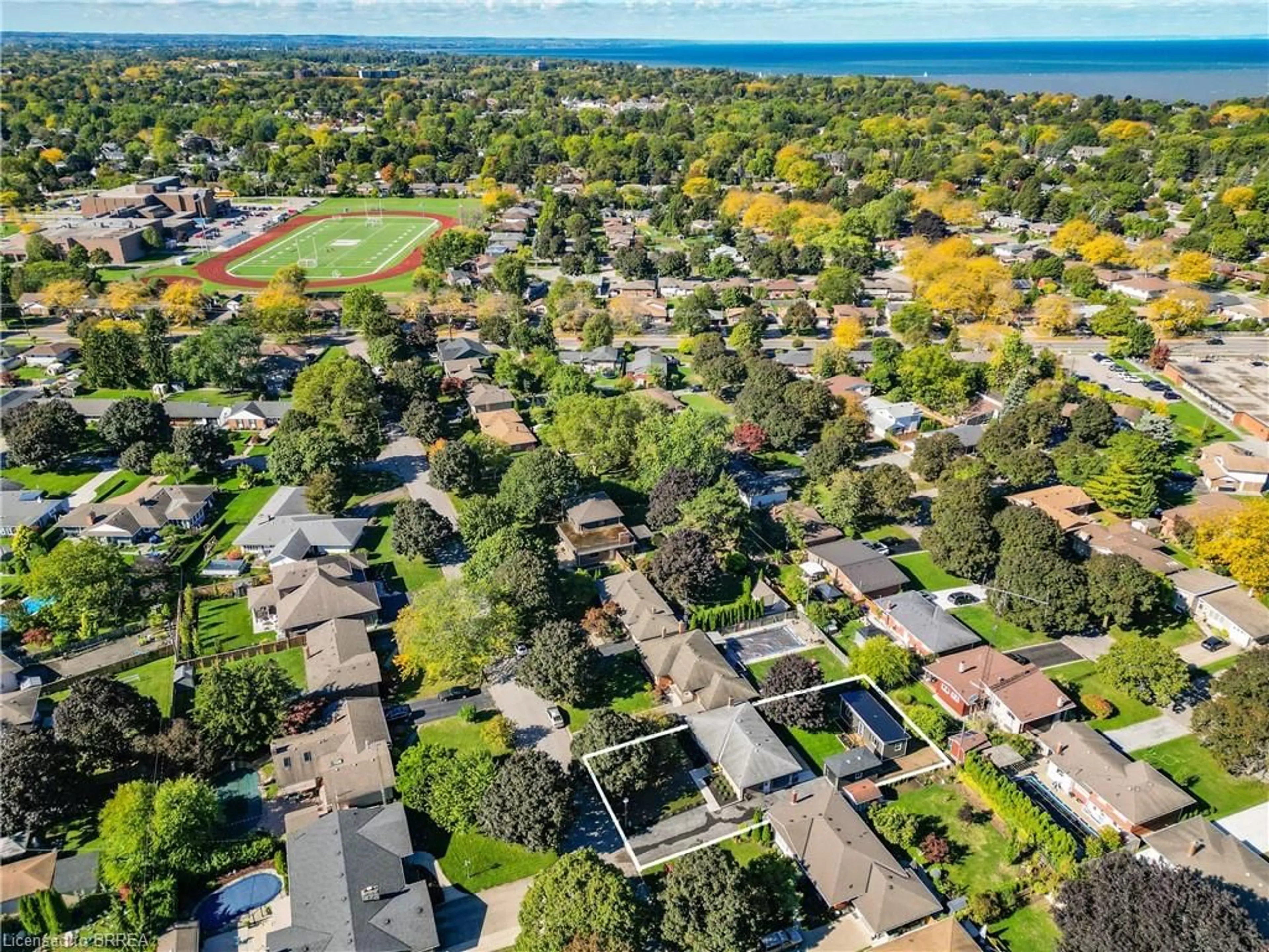 A pic from outside/outdoor area/front of a property/back of a property/a pic from drone, water/lake/river/ocean view for 17 Preston Dr, St. Catharines Ontario L2M 1X4