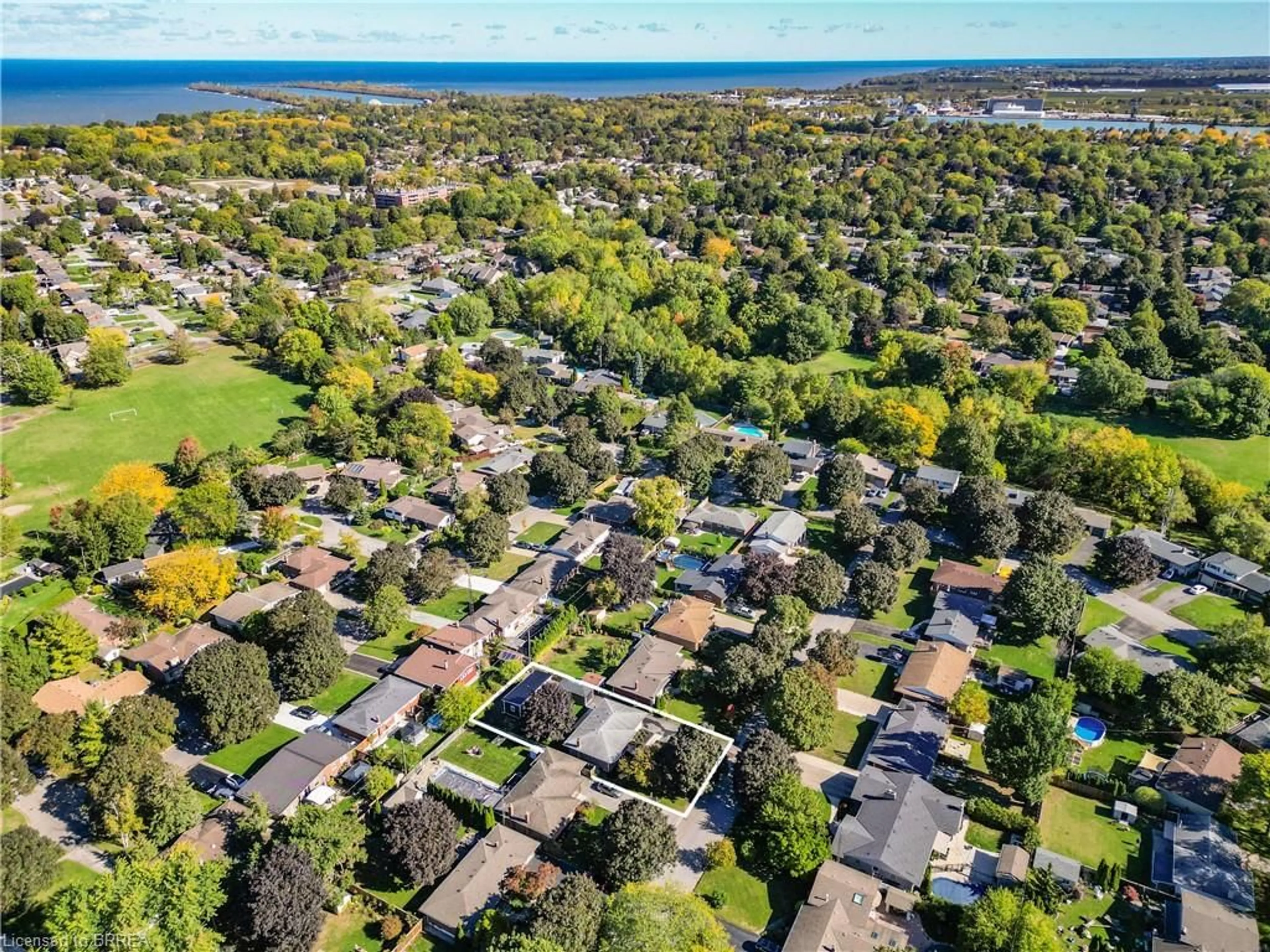 A pic from outside/outdoor area/front of a property/back of a property/a pic from drone, street for 17 Preston Dr, St. Catharines Ontario L2M 1X4