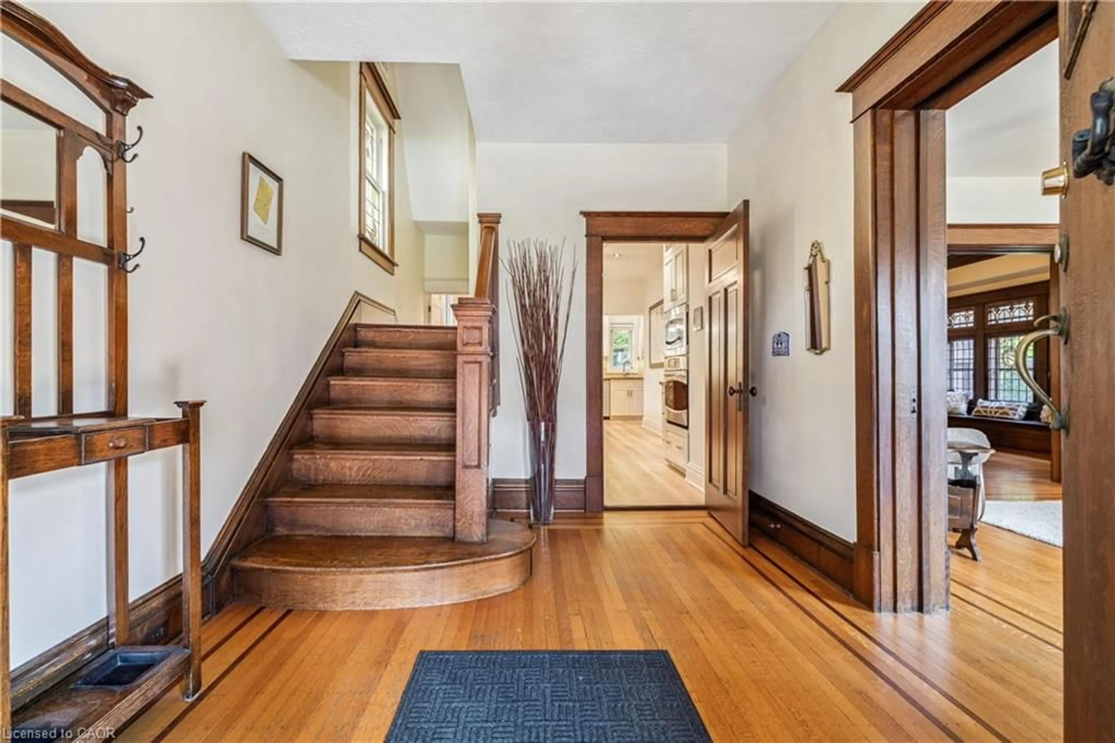 Indoor entryway for 119 Prospect St, Hamilton Ontario L8M 2Z3