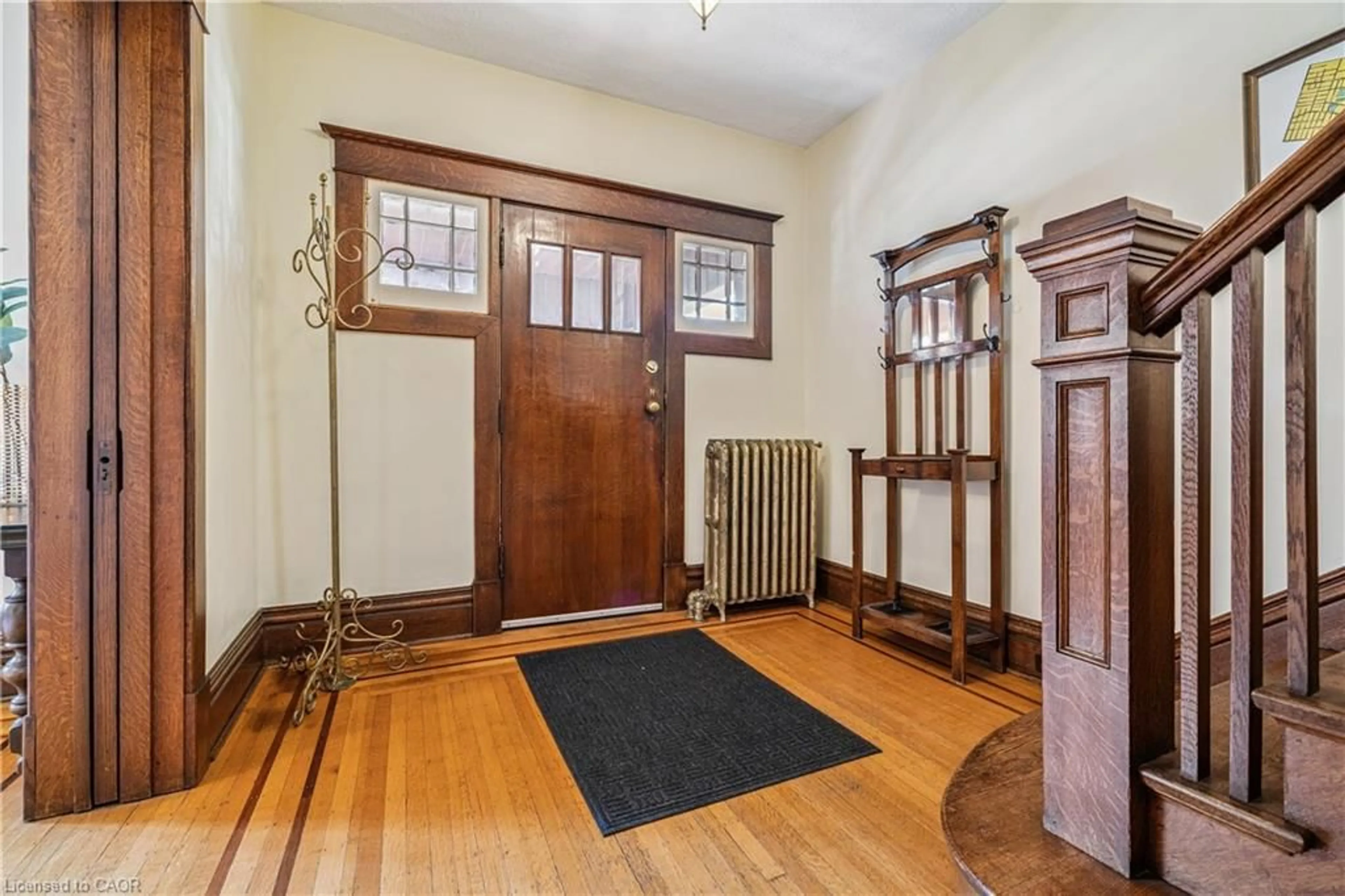 Indoor foyer for 119 Prospect St, Hamilton Ontario L8M 2Z3
