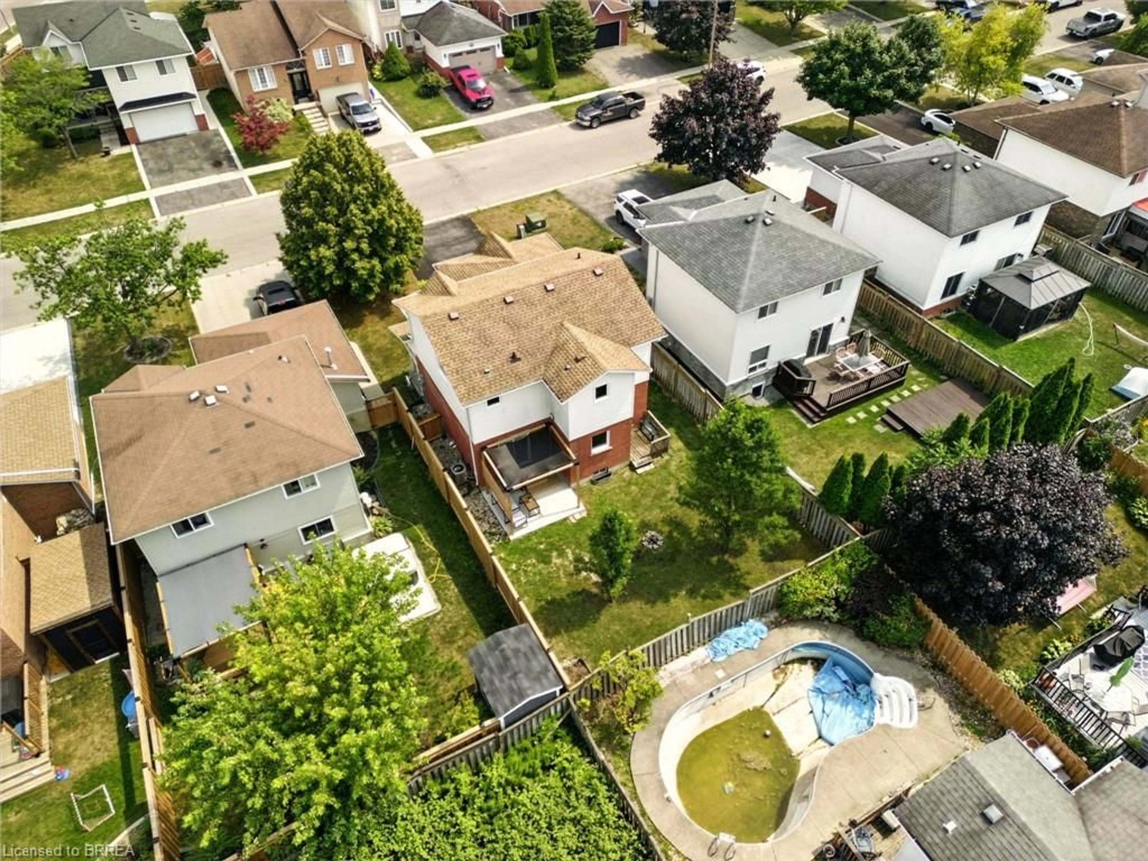A pic from outside/outdoor area/front of a property/back of a property/a pic from drone, street for 220 Kinross St, Caledonia Ontario N3W 2K5