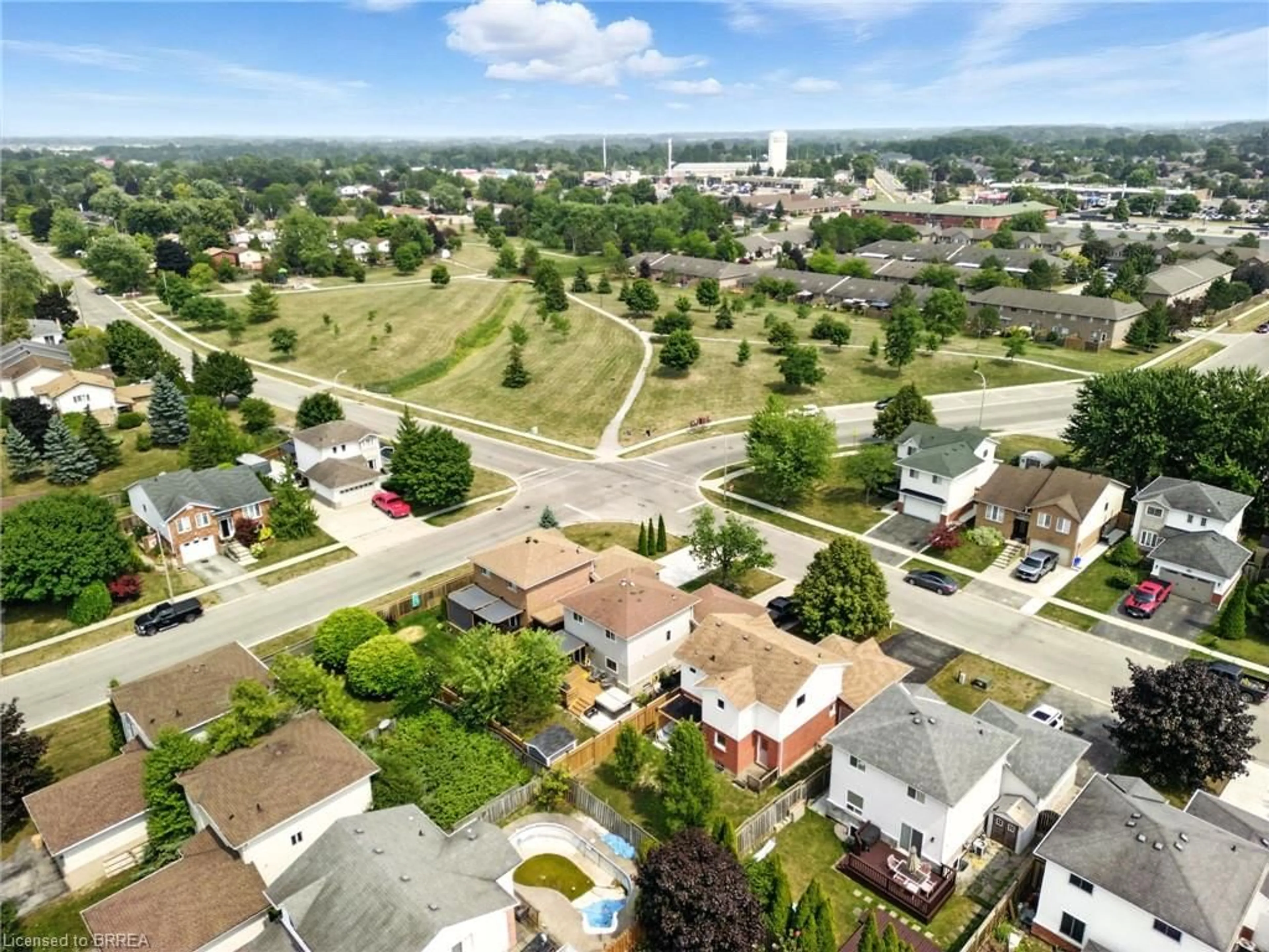 A pic from outside/outdoor area/front of a property/back of a property/a pic from drone, street for 220 Kinross St, Caledonia Ontario N3W 2K5