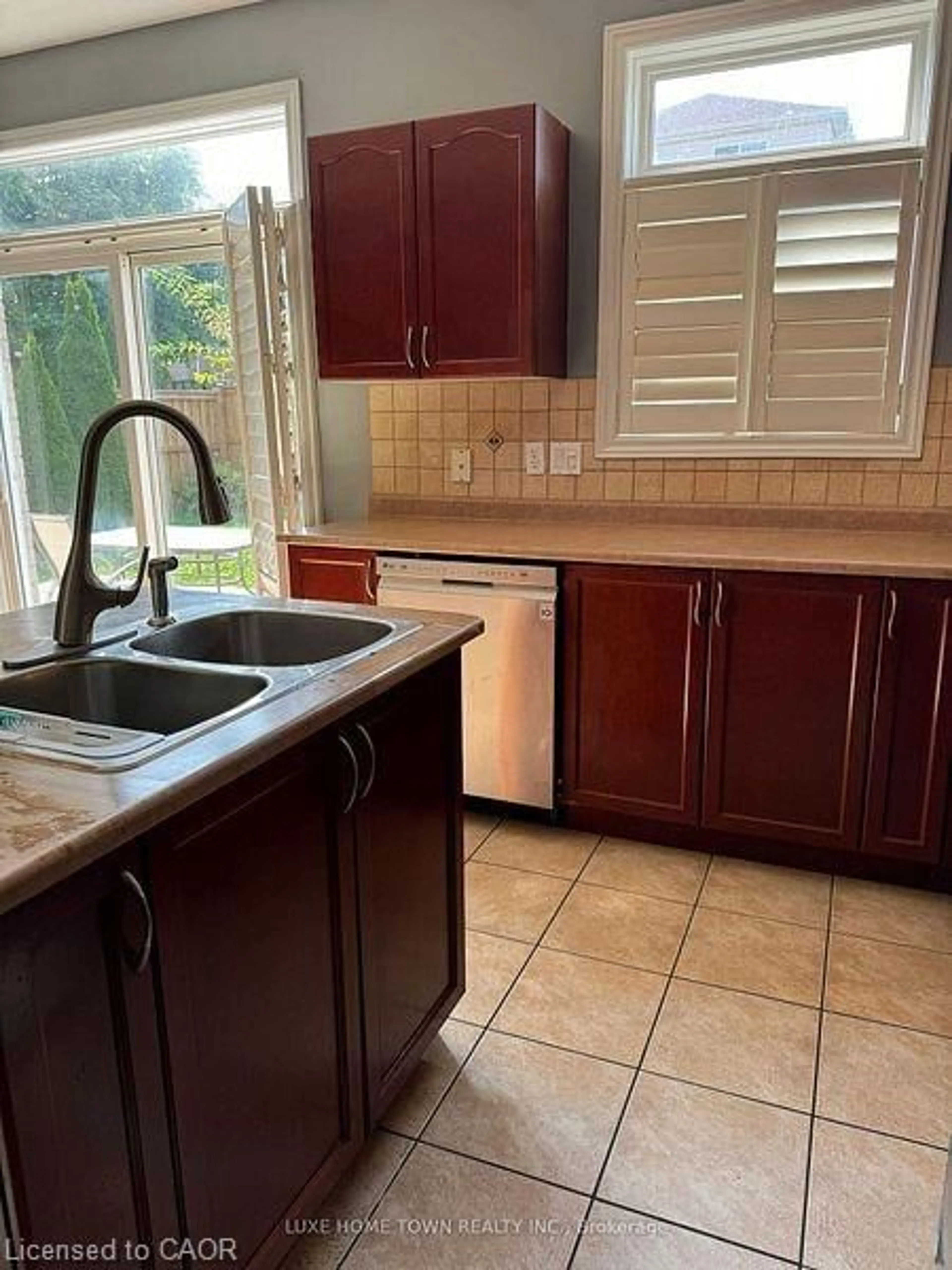 Standard kitchen, ceramic/tile floor for 28 Lemonwood Pl, Cambridge Ontario N3C 4P5