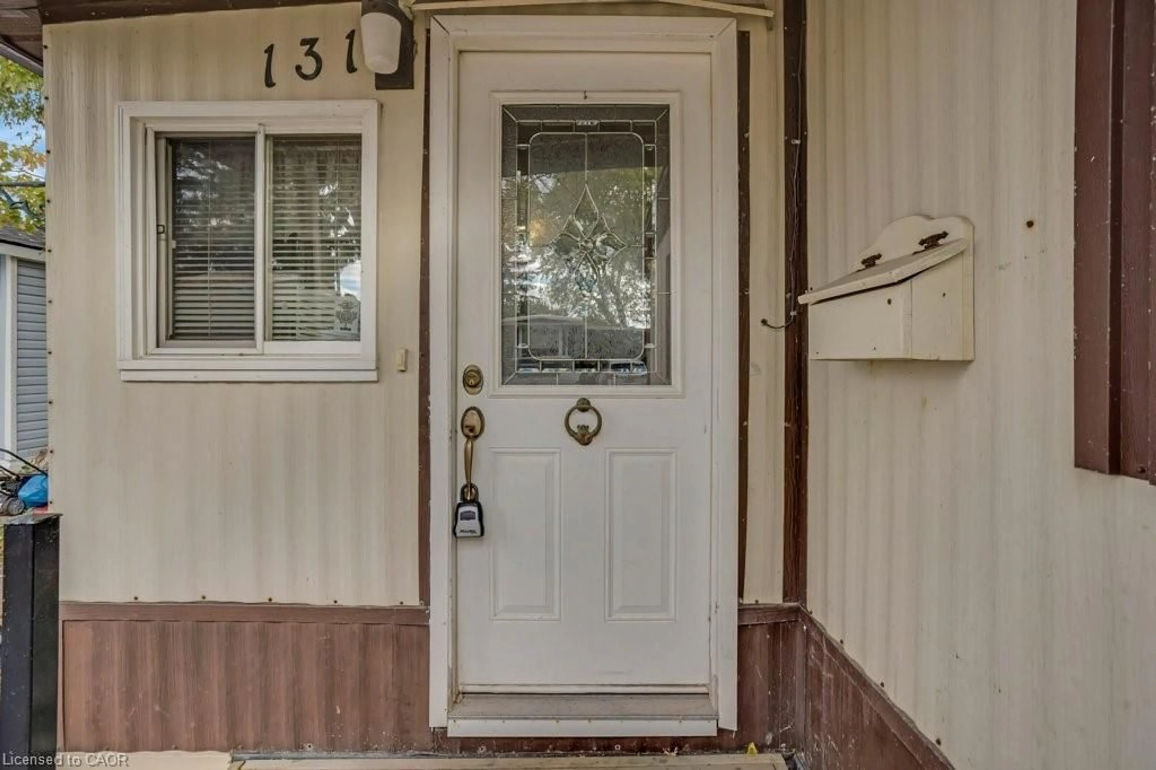 Indoor entryway for 131 Scott St, Waterloo Ontario N2J 4G8