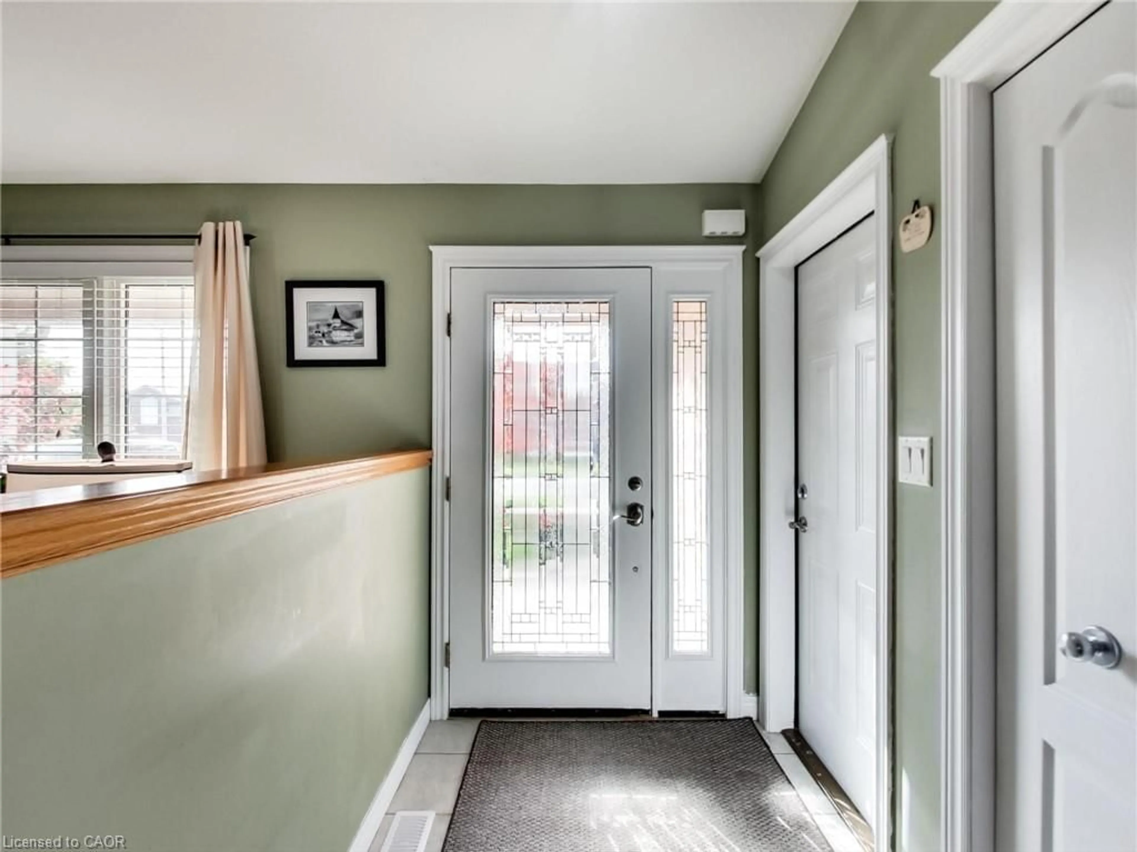 Indoor entryway for 27 Cherry Ave, Smithville Ontario L0R 2A0