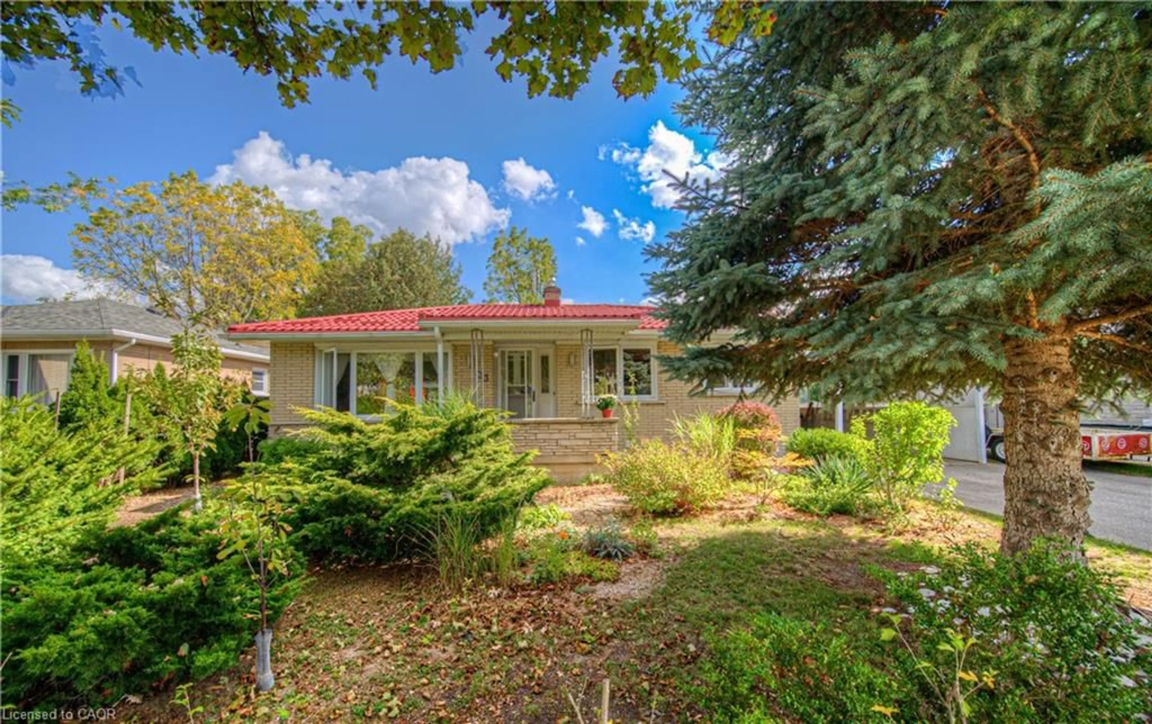 A pic from outside/outdoor area/front of a property/back of a property/a pic from drone, street for 33 Donley St, Kitchener Ontario N2M 3N9