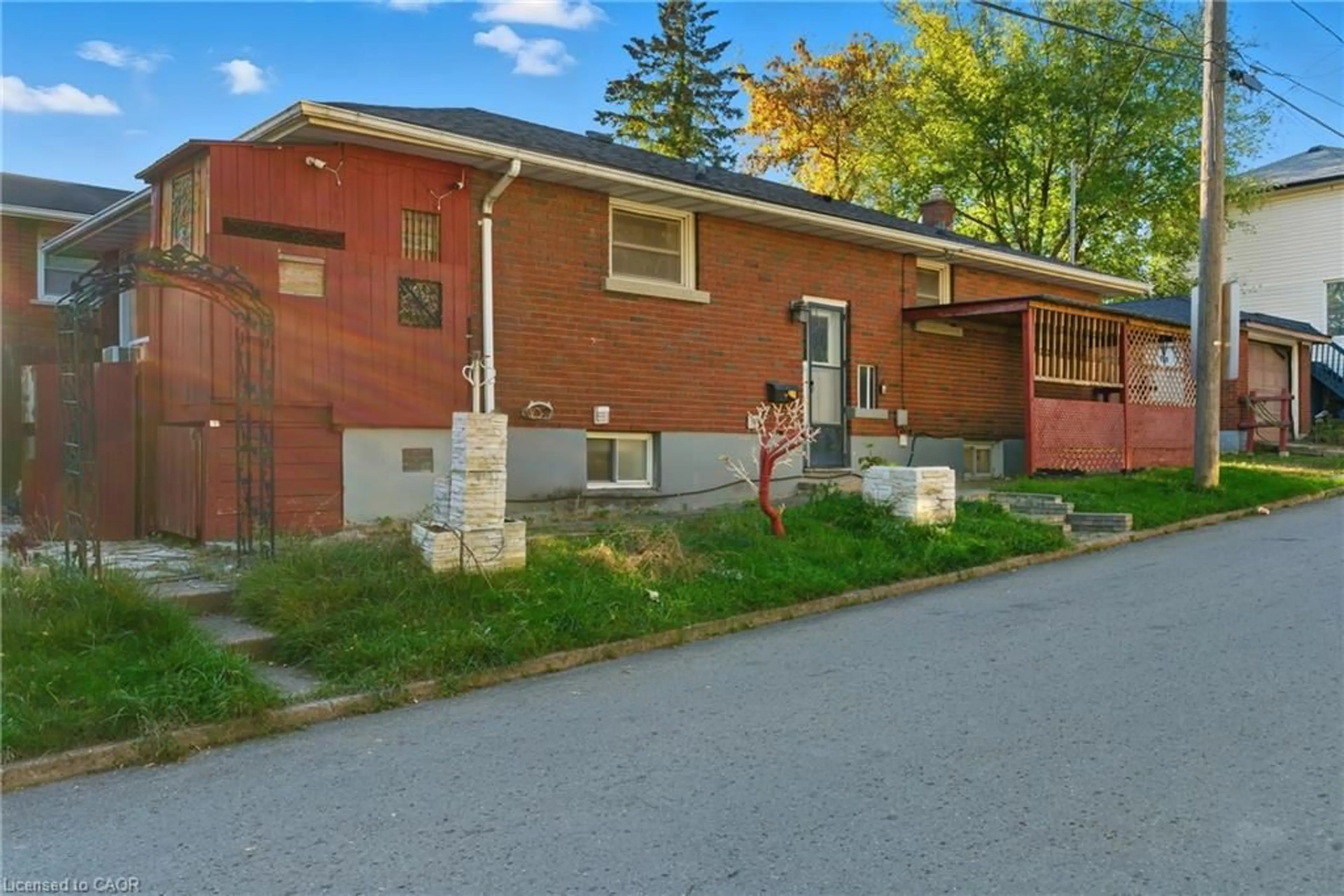 Home with brick exterior material, street for 34 Gale Cres, St. Catharines Ontario L2R 3K9