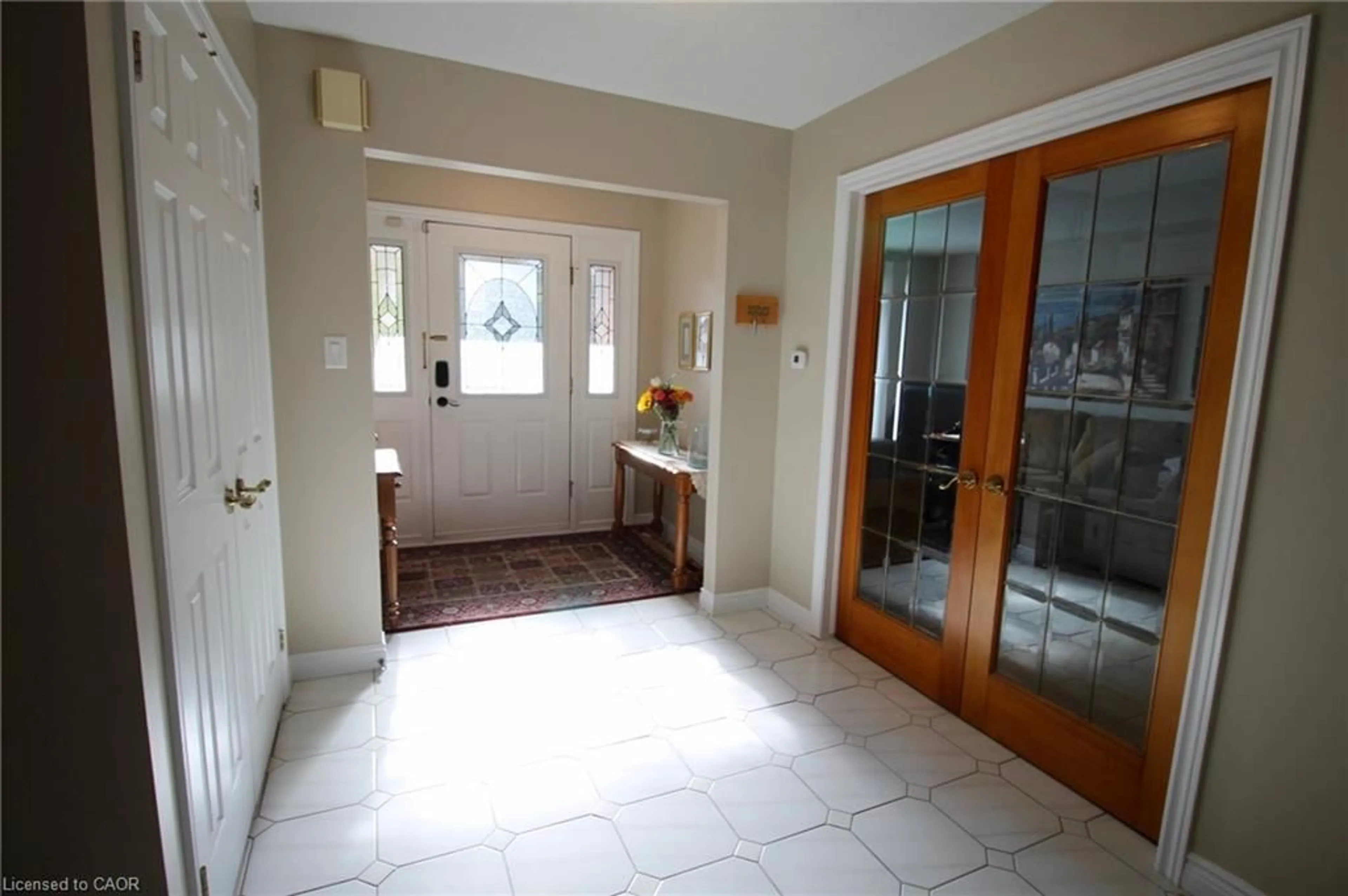 Indoor foyer for 153 Meadowbrook Dr, Ancaster Ontario L9G 4S9