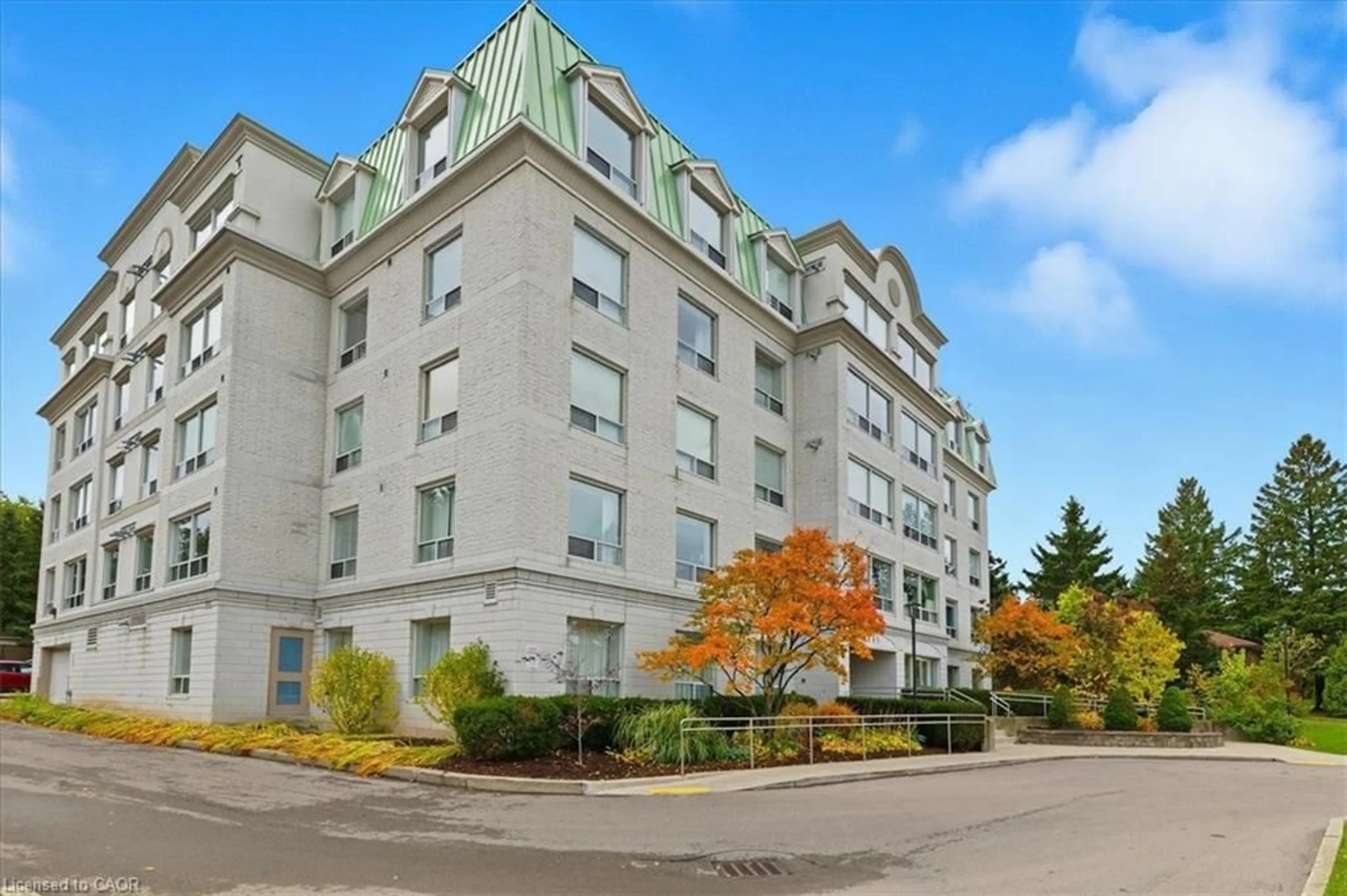Patio, building for 405 Erb St #507, Waterloo Ontario N2L 1W7
