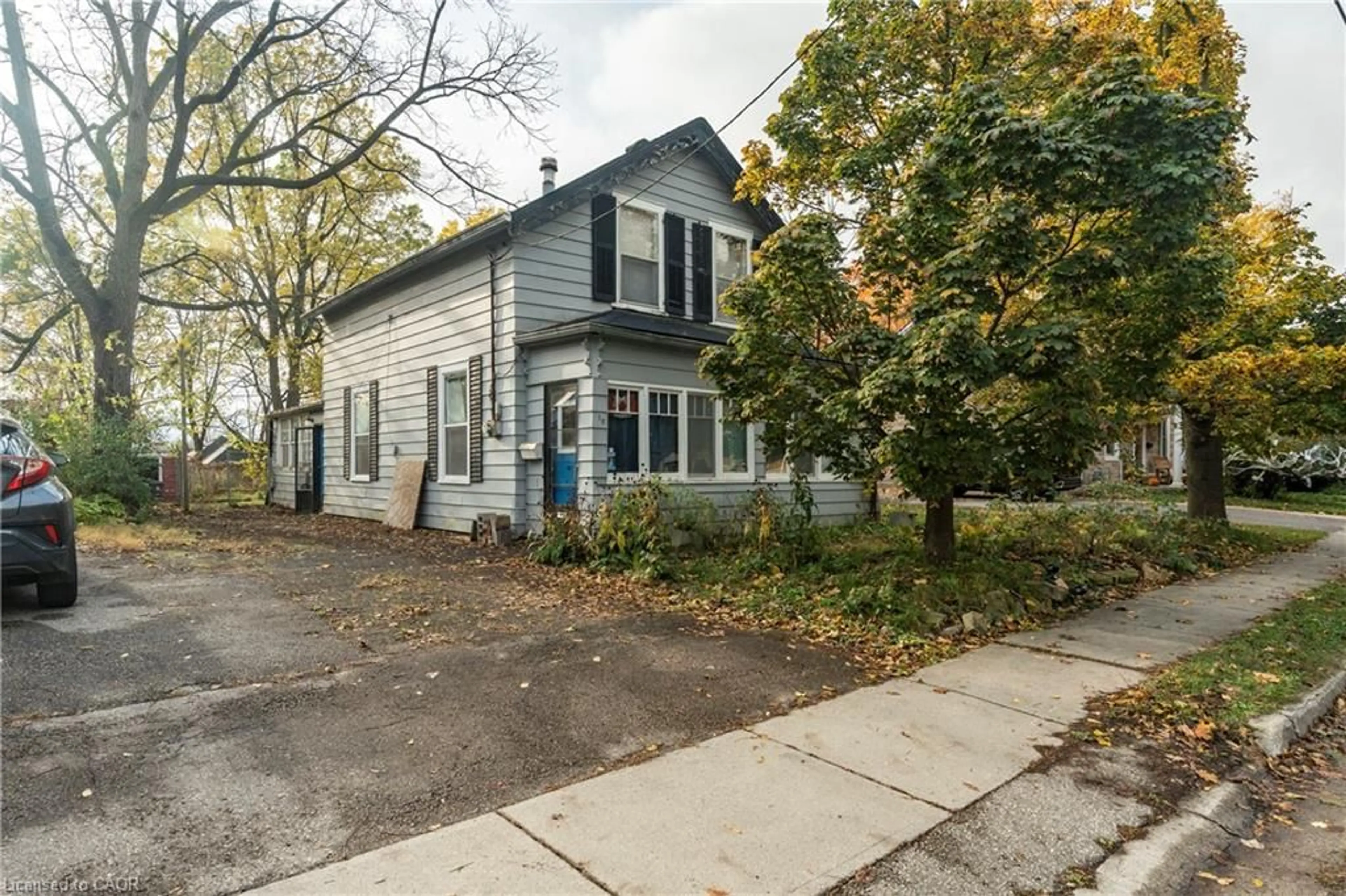 A pic from outside/outdoor area/front of a property/back of a property/a pic from drone, street for 18 Foster Ave Ave, Guelph Ontario N1H 3B3