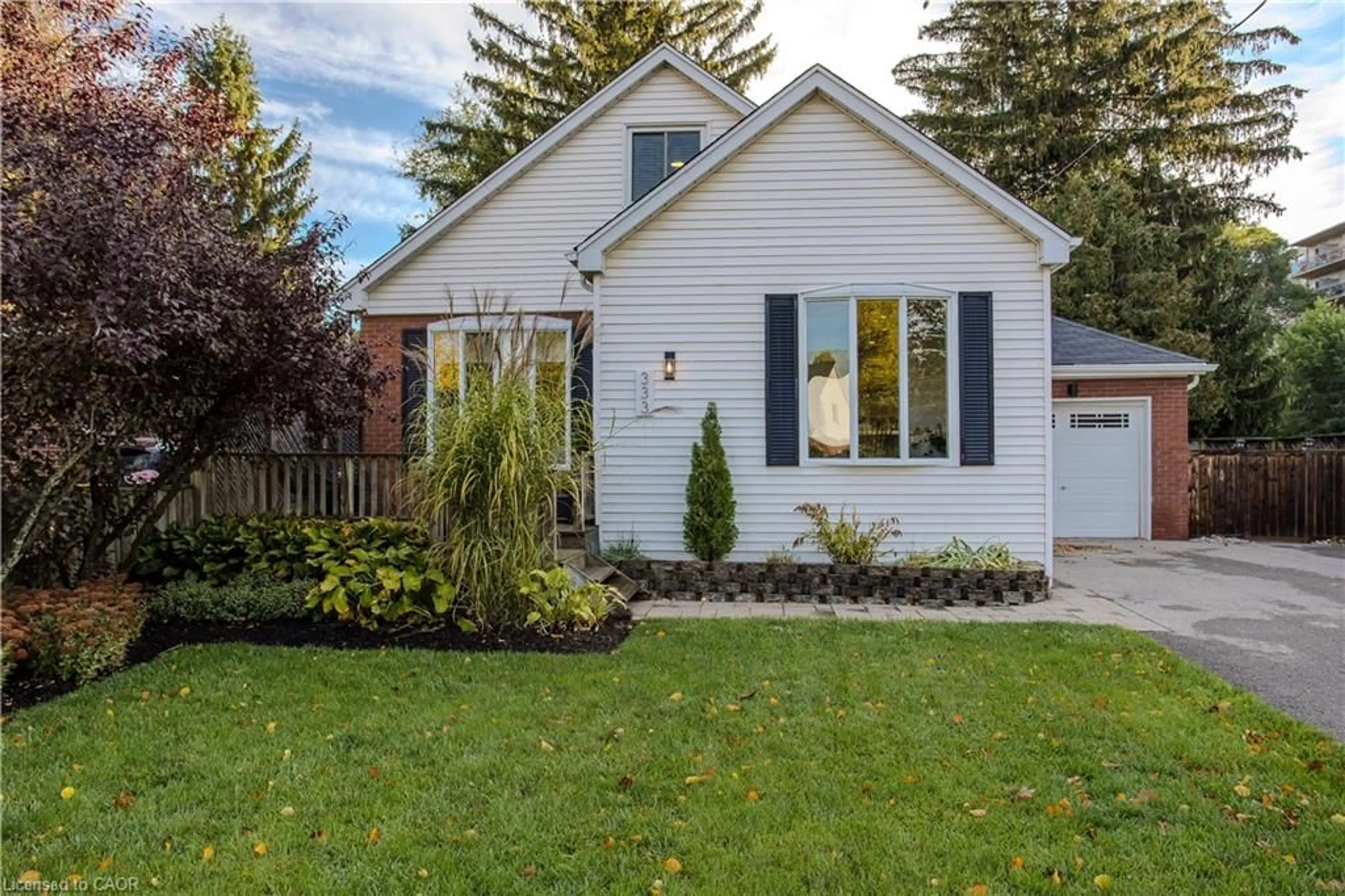 Home with brick exterior material, street for 333 St Paul St, Burlington Ontario L7R 3K2