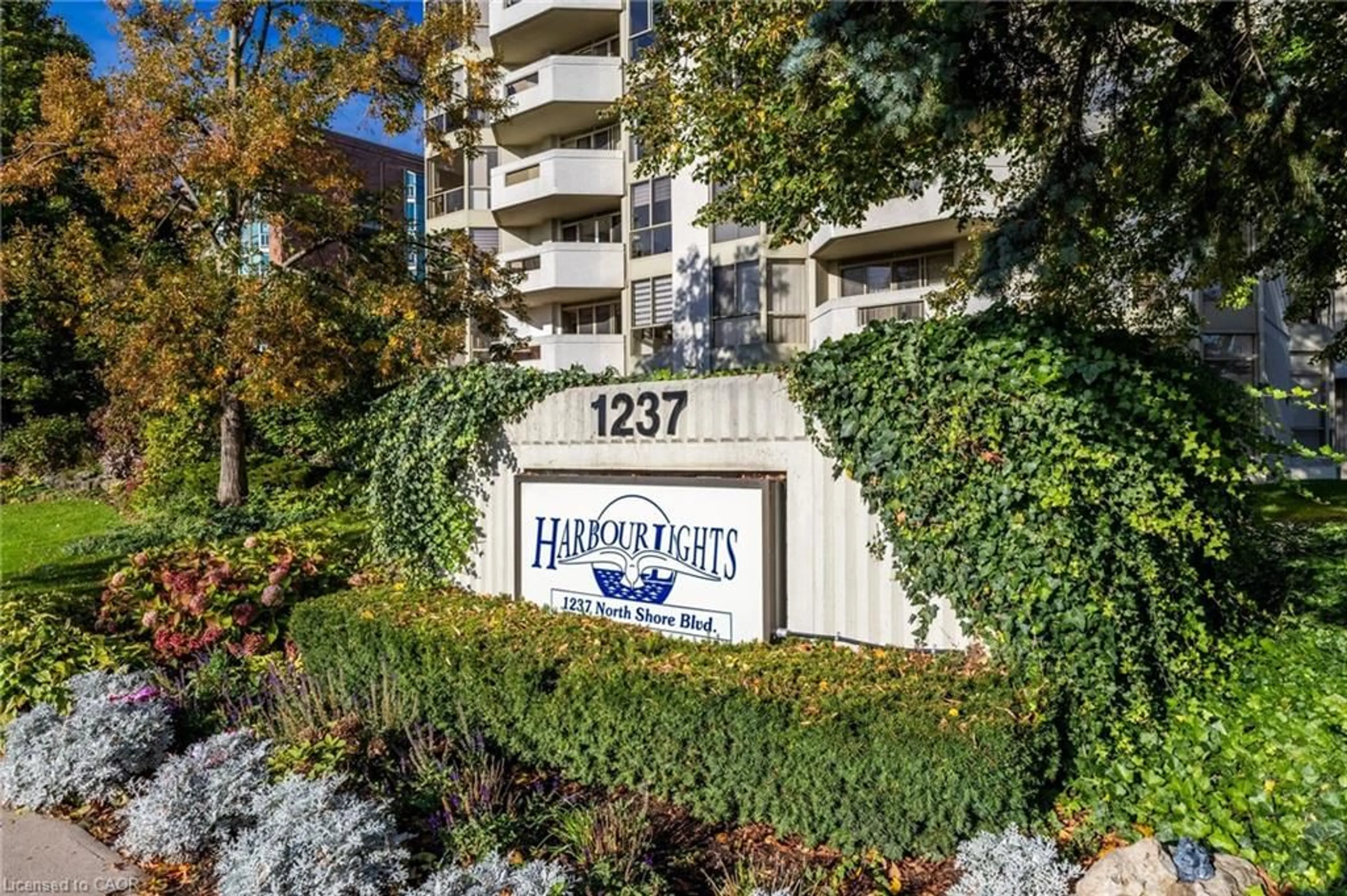 Indoor foyer for 1237 North Shore Blvd #1001, Burlington Ontario L7S 2H8