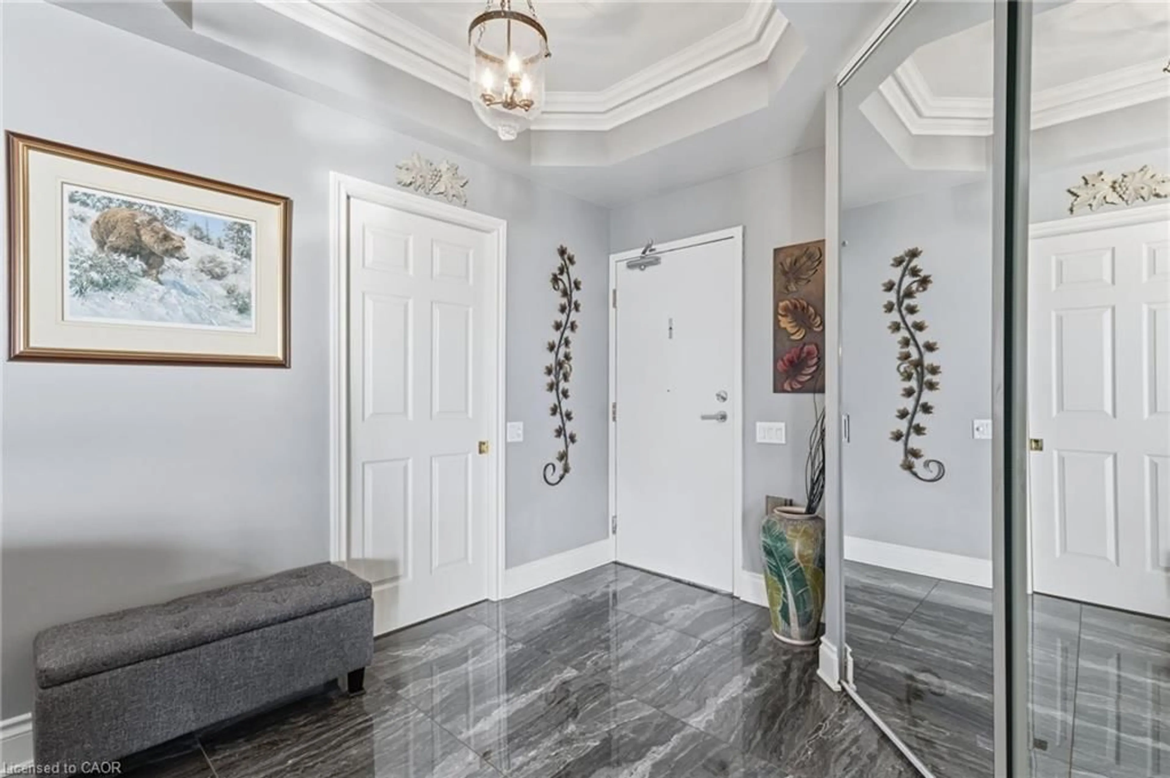 Indoor foyer for 1237 North Shore Blvd #1001, Burlington Ontario L7S 2H8