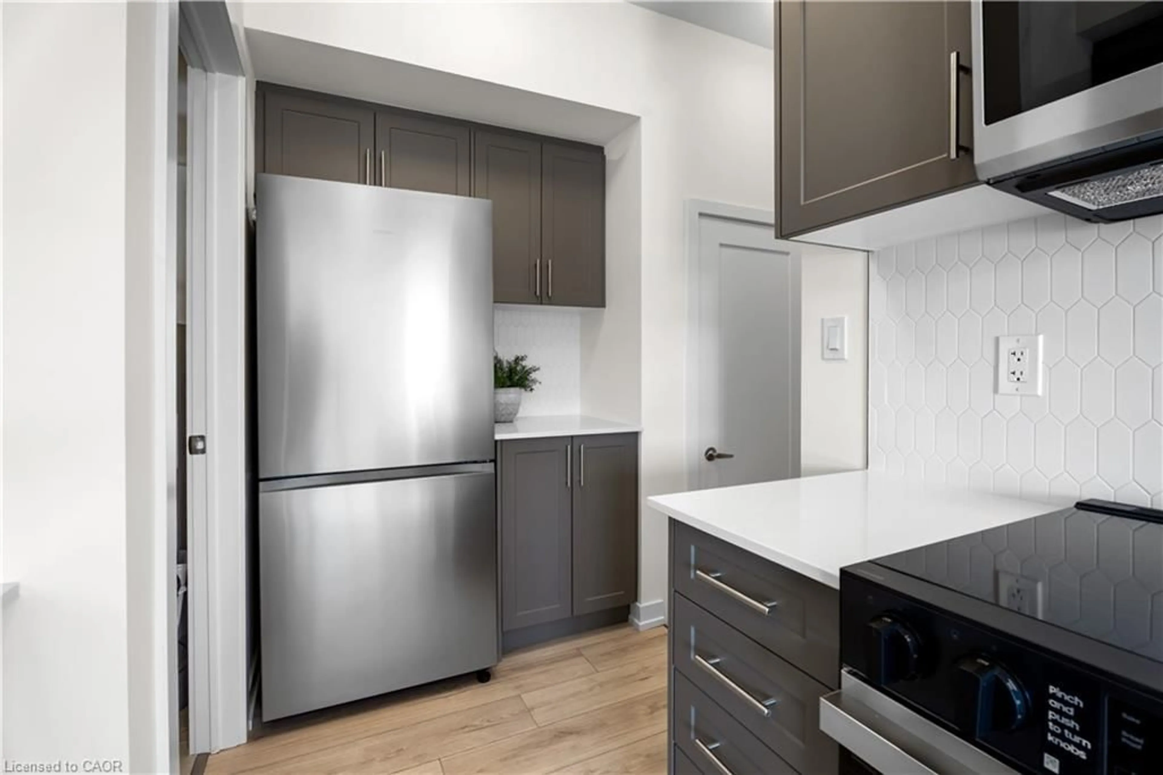 Standard kitchen, wood/laminate floor for 940 St David St #43, Fergus Ontario N1M 0L7
