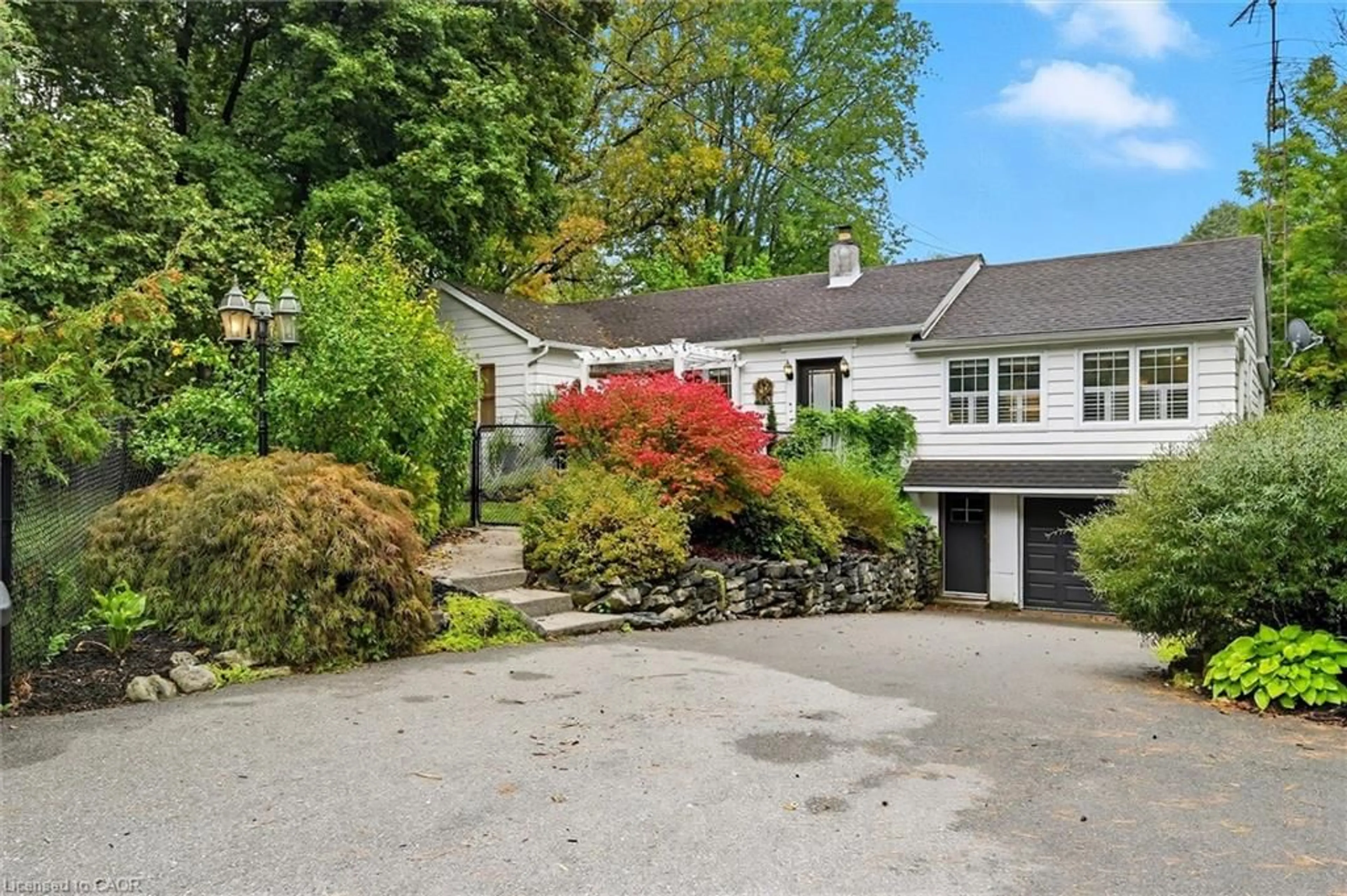 A pic from outside/outdoor area/front of a property/back of a property/a pic from drone, street for 2150 Kilbride St, Burlington Ontario L7P 0J3