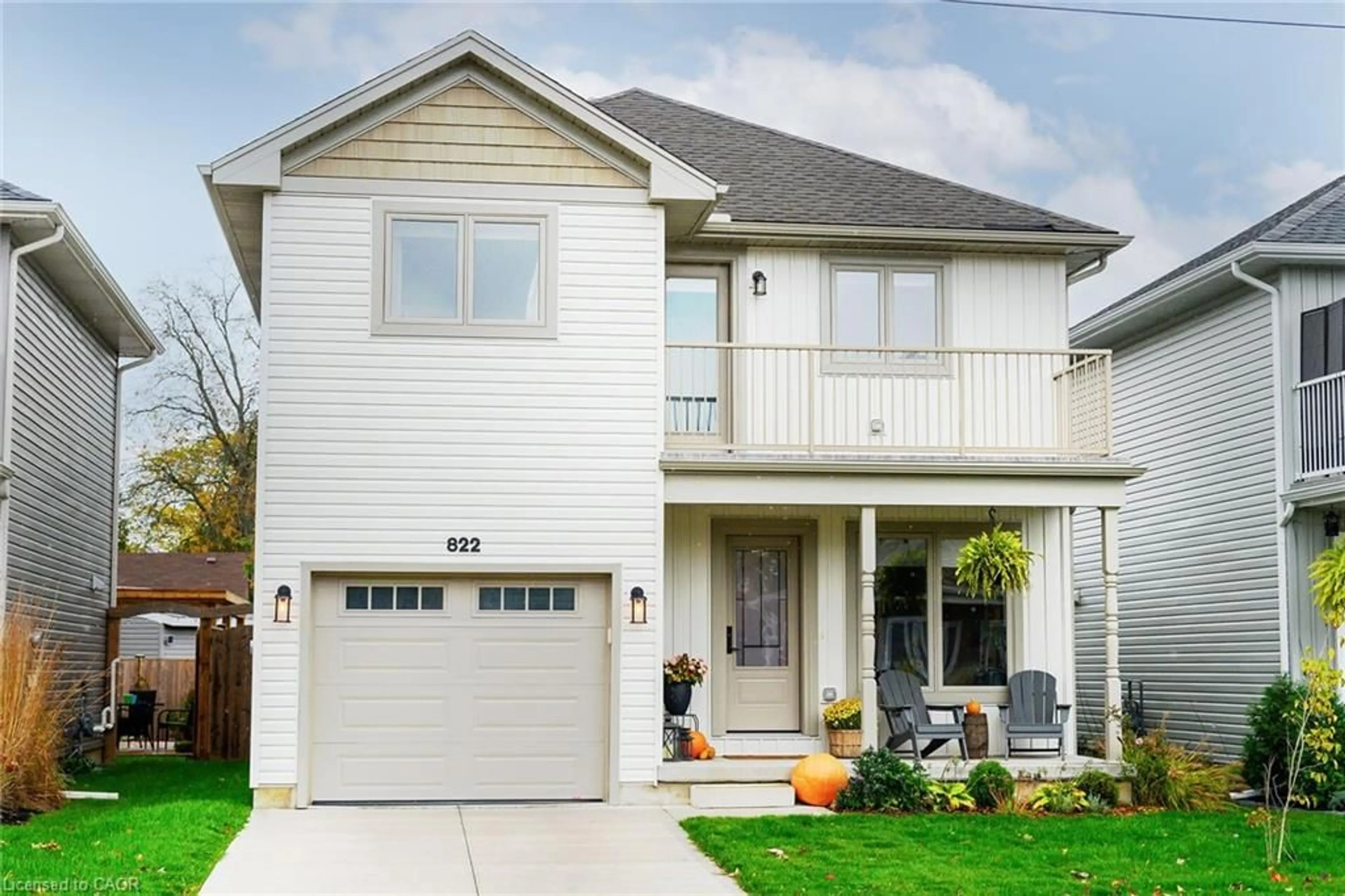 Home with vinyl exterior material, street for 822 Main St, Port Dover Ontario N0A 1N0