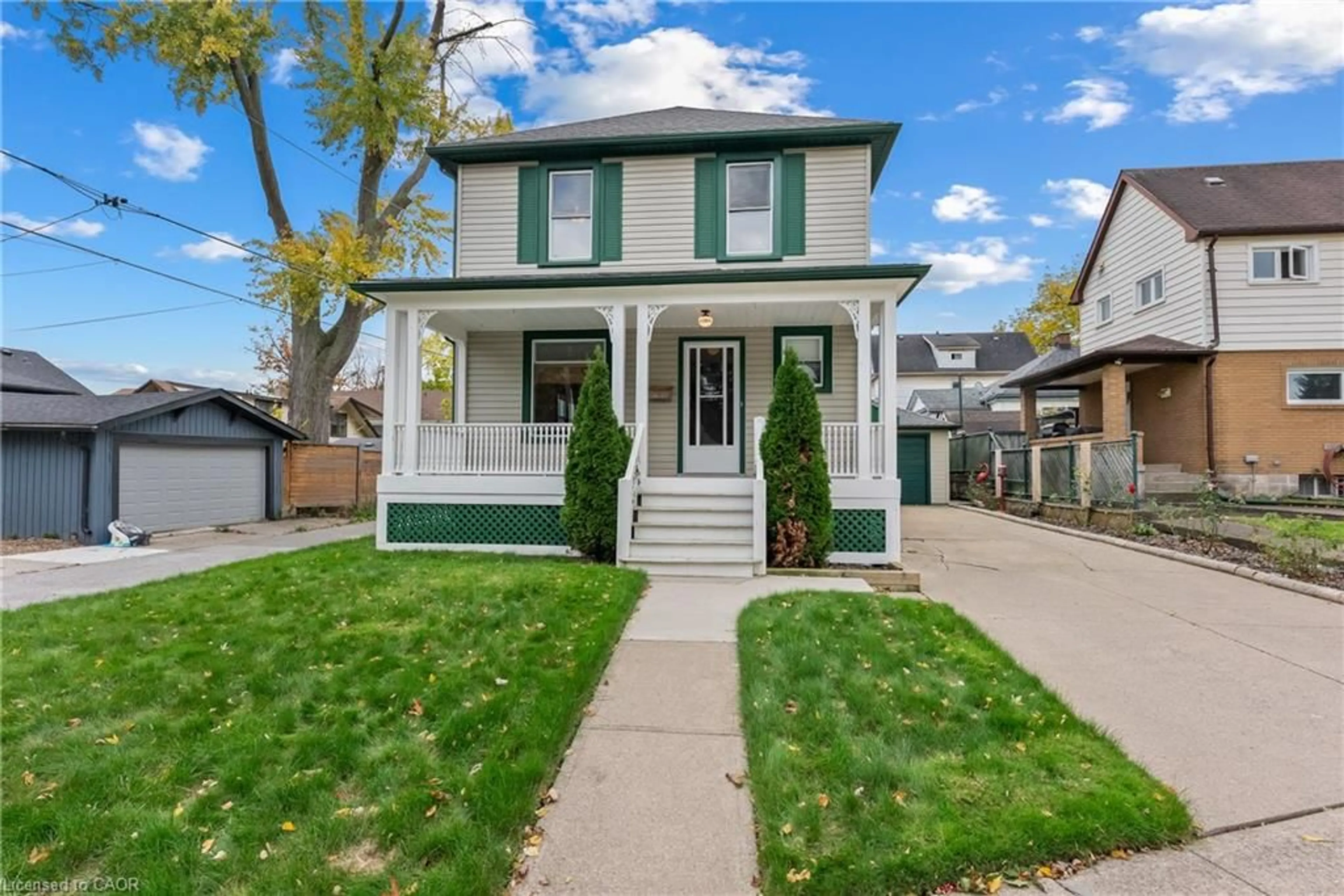 Home with vinyl exterior material, street for 4364 Otter St, Niagara Falls Ontario L2E 1G4