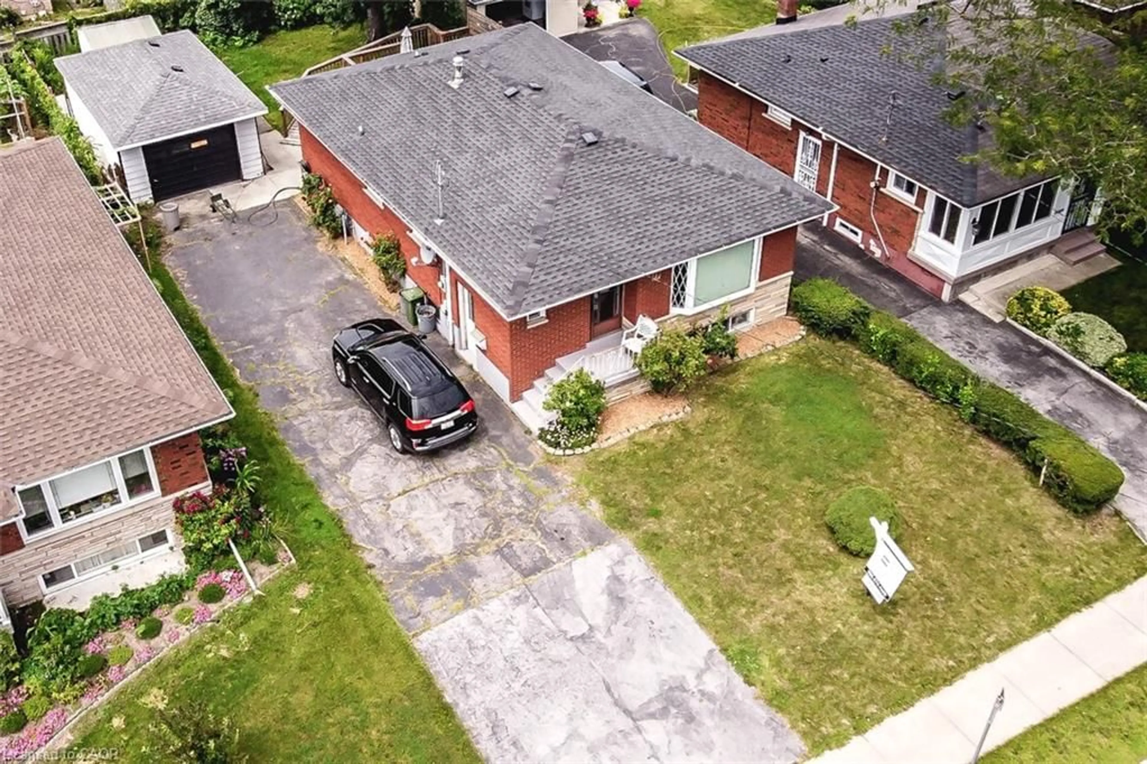 A pic from outside/outdoor area/front of a property/back of a property/a pic from drone, street for 79 Nash Rd, Hamilton Ontario L8H 2P5
