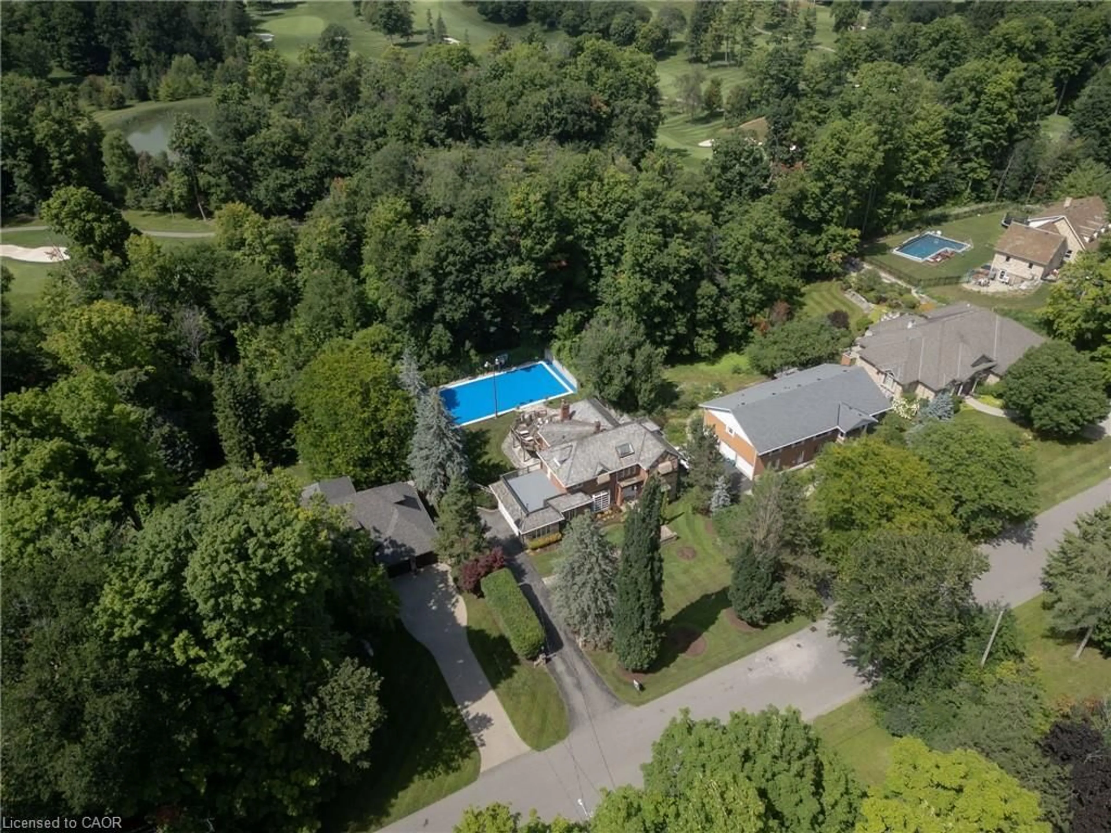 A pic from outside/outdoor area/front of a property/back of a property/a pic from drone, unknown for 32 Maple Hill Dr, Kitchener Ontario N2M 2R8