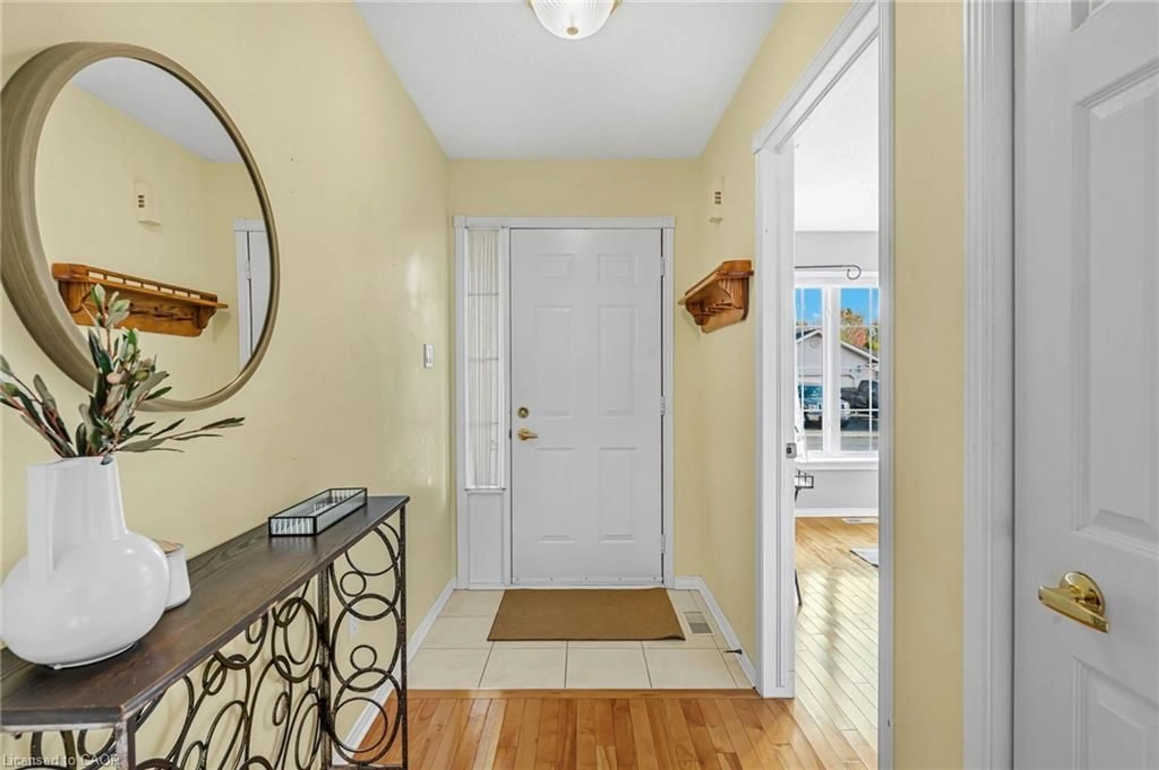 Indoor entryway for 1 Village Dr, Smithville Ontario L0R 2A0