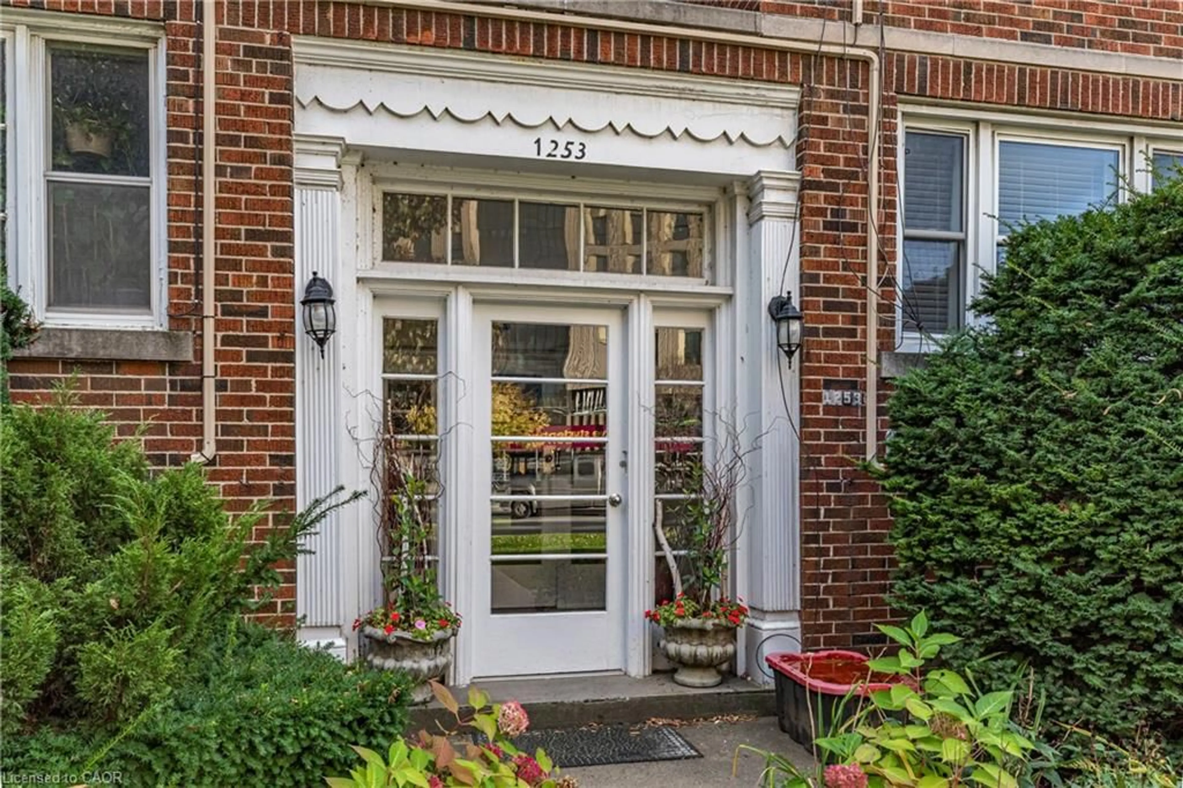 Indoor entryway for 1253 Main St #3, Hamilton Ontario L8S 1C4
