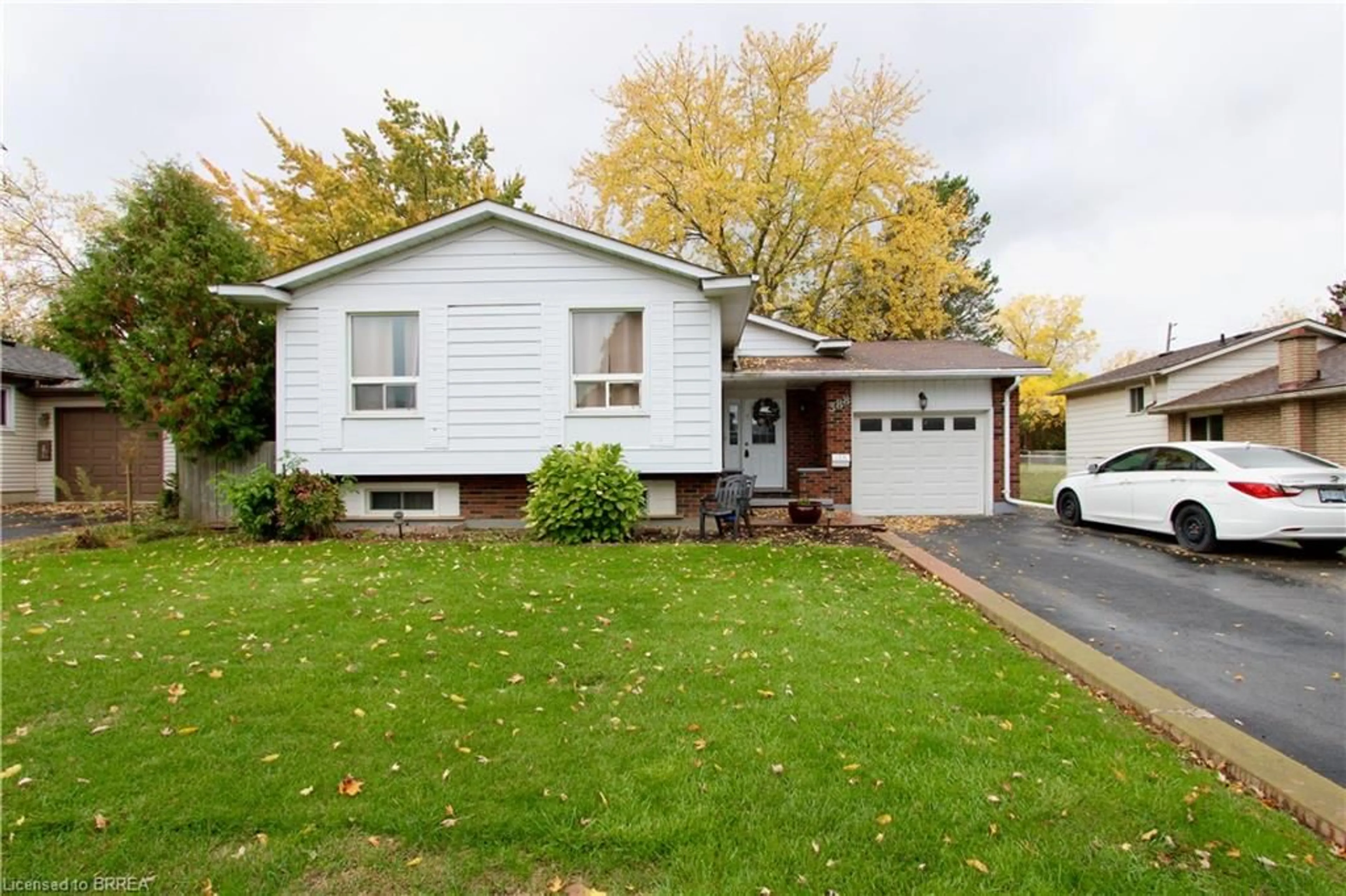 Home with vinyl exterior material, street for 388 Brantwood Park Rd, Brantford Ontario N3P 1K7