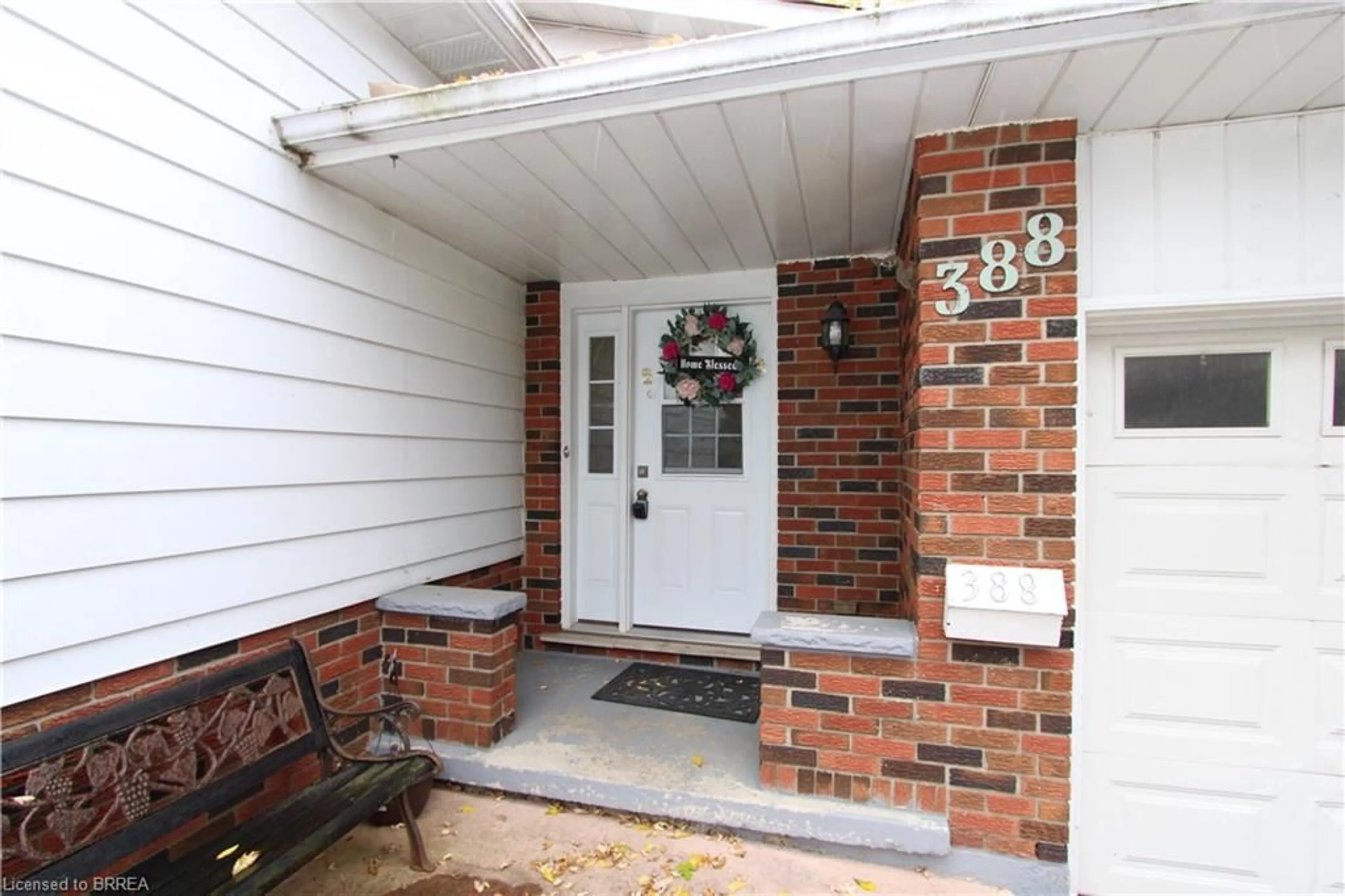 Indoor entryway for 388 Brantwood Park Rd, Brantford Ontario N3P 1K7