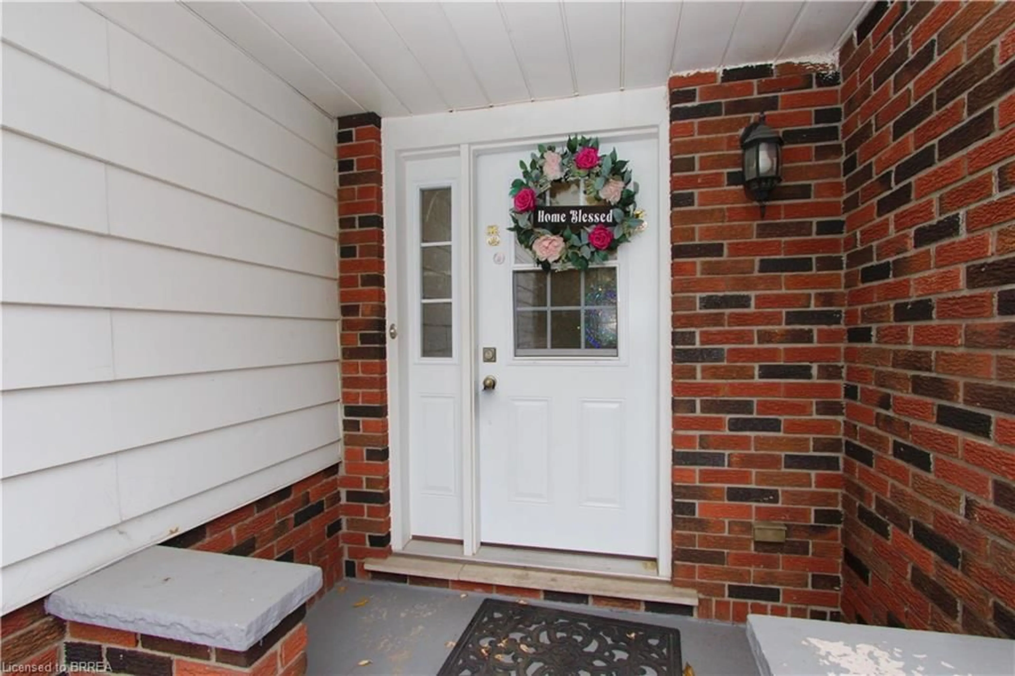 Indoor entryway for 388 Brantwood Park Rd, Brantford Ontario N3P 1K7