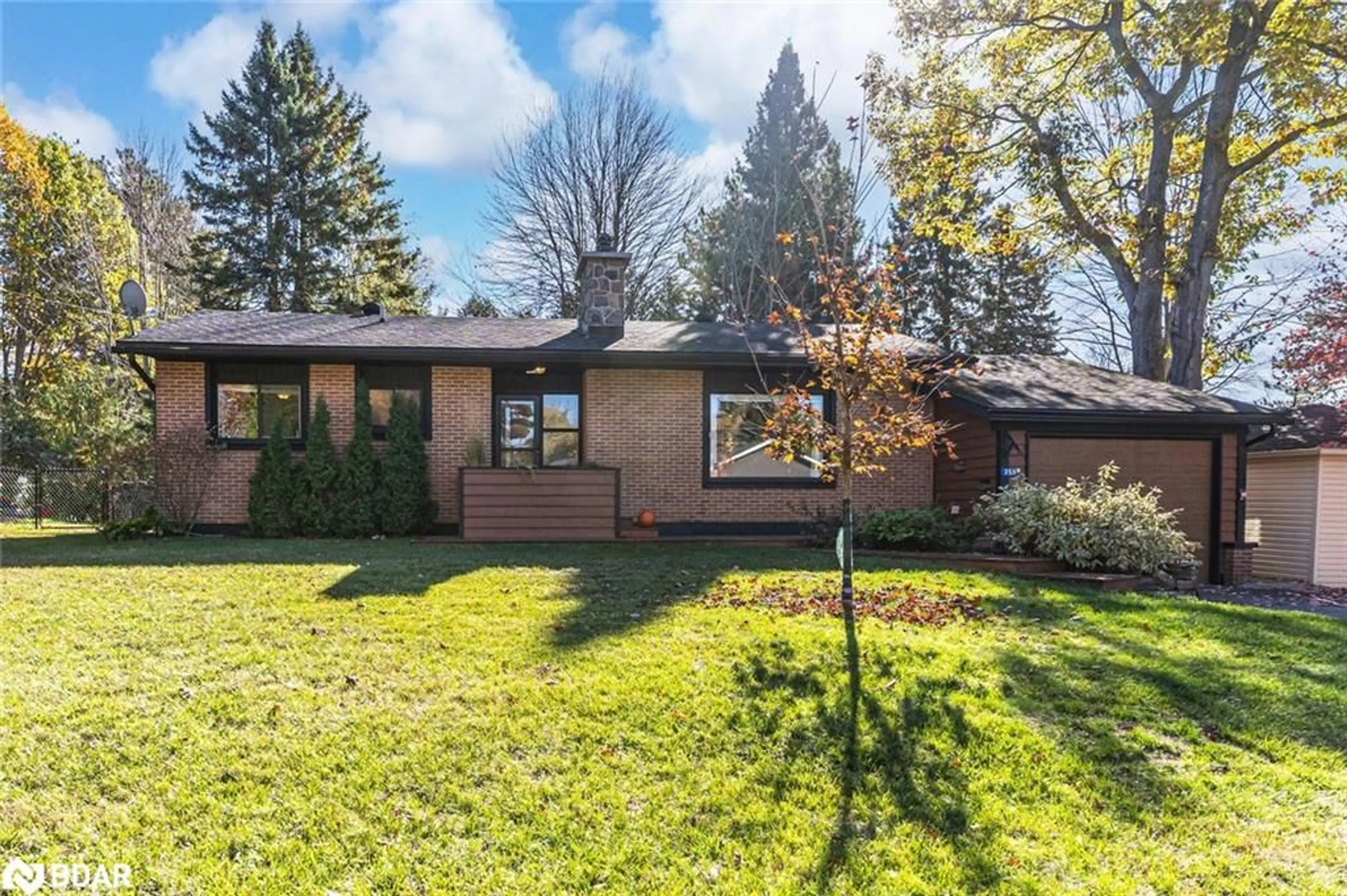 Home with brick exterior material, street for 255 Fraser St, Gravenhurst Ontario P1P 1C9