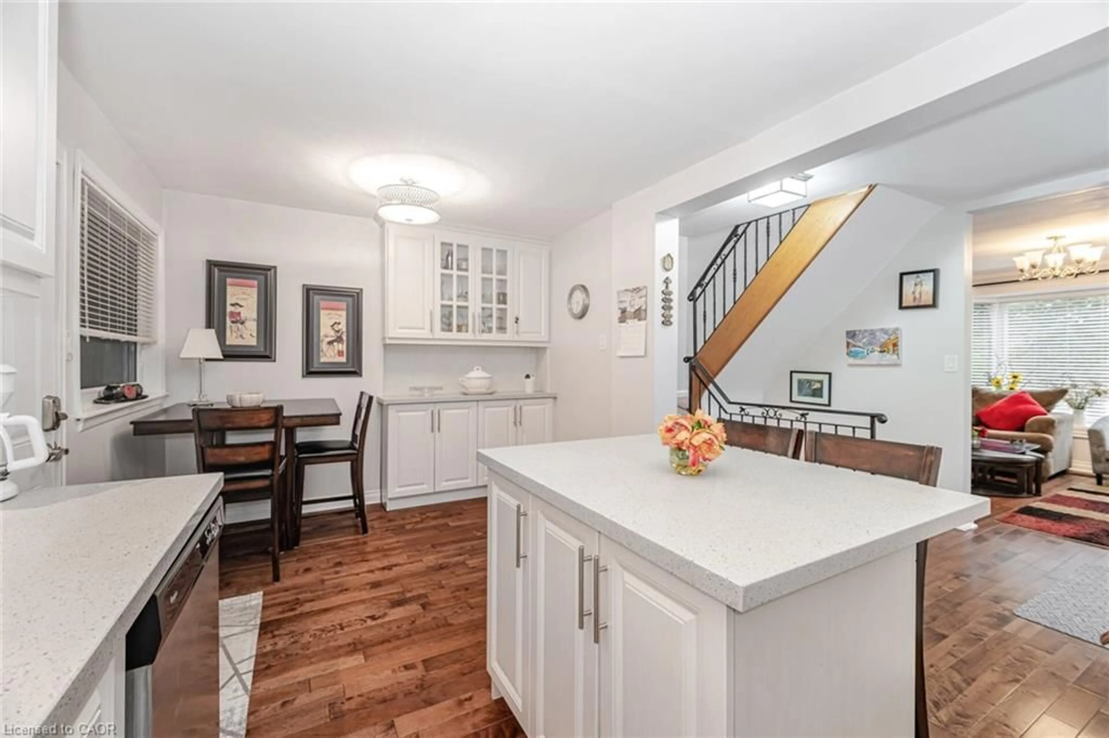 Open concept kitchen, unknown for 2259 Wiseman Crt, Mississauga Ontario L5J 1P4