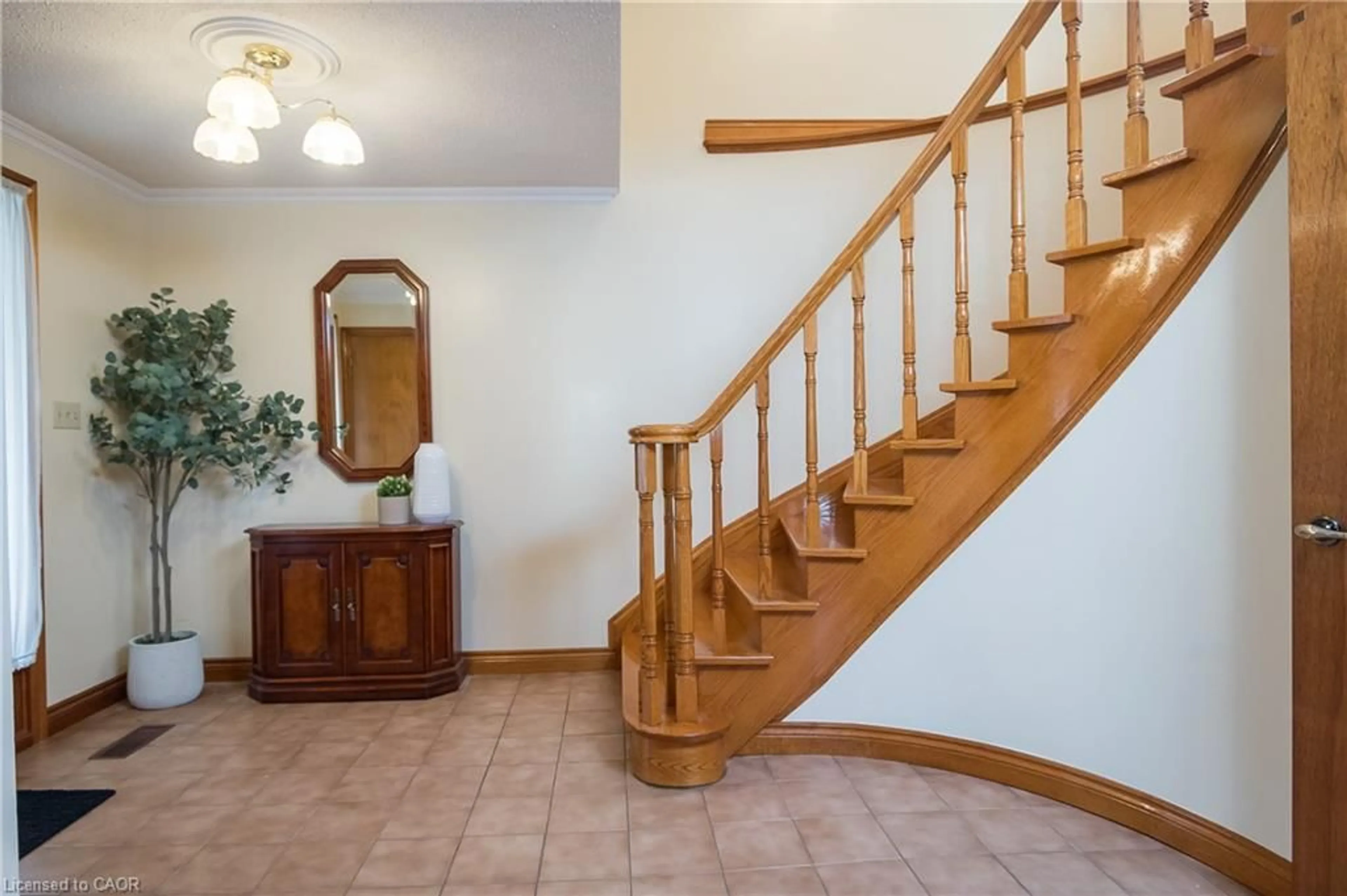 Indoor foyer for 44 Ridge Rd, North York Ontario M3M 1C7