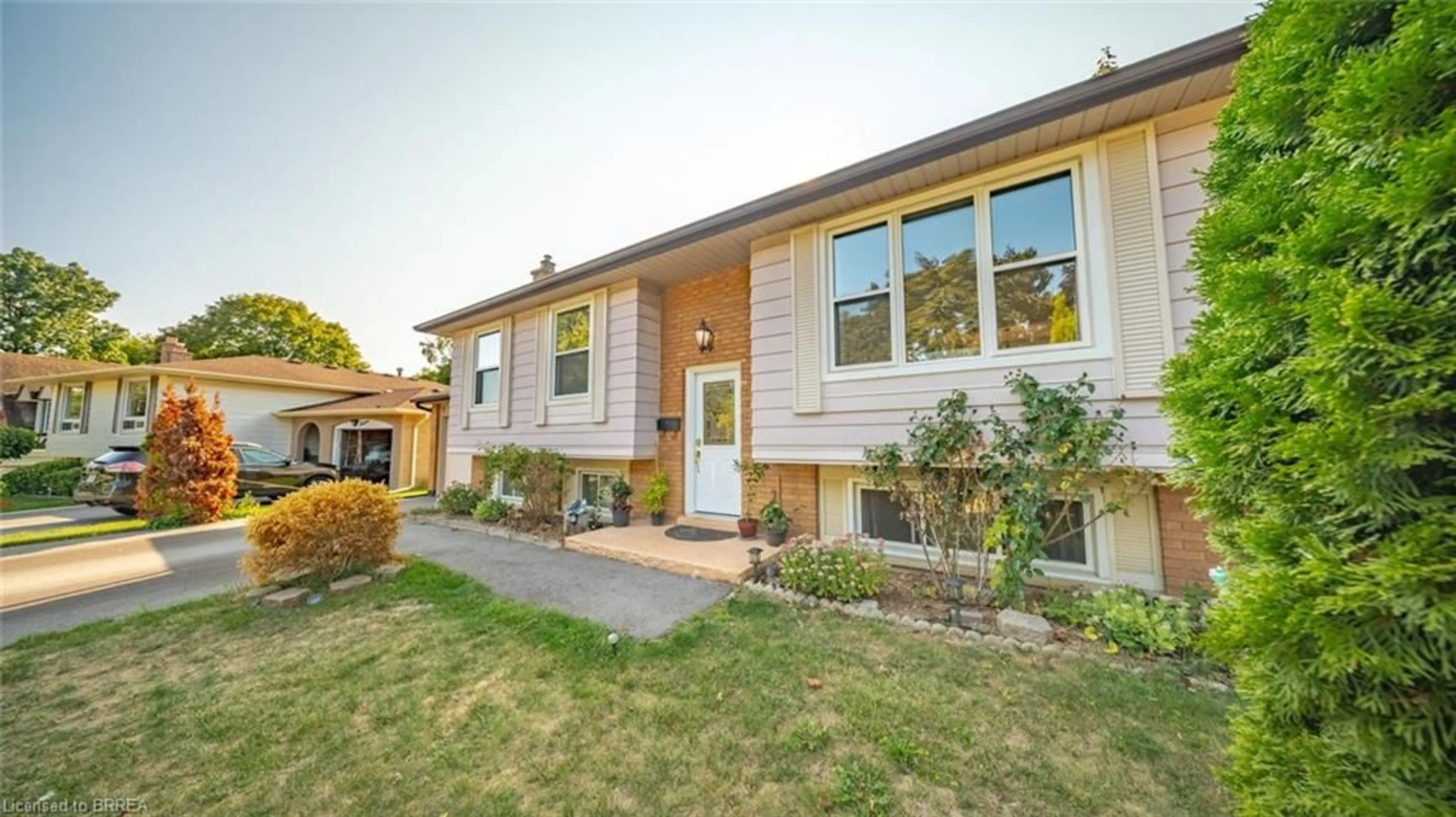 Home with vinyl exterior material, unknown for 14 Melbourne Cres, Brantford Ontario N3S 7G3